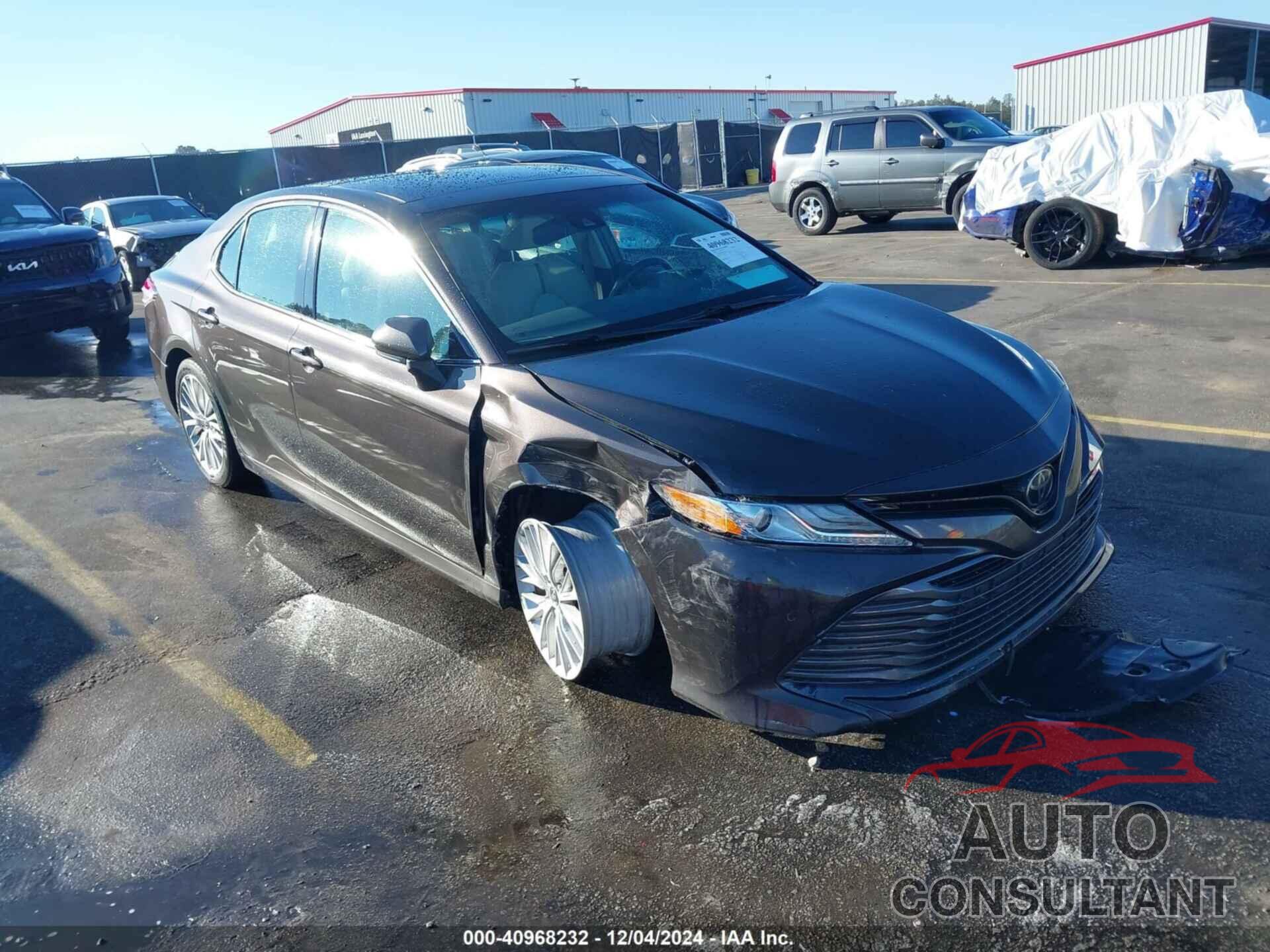 TOYOTA CAMRY 2018 - 4T1B11HK0JU515622
