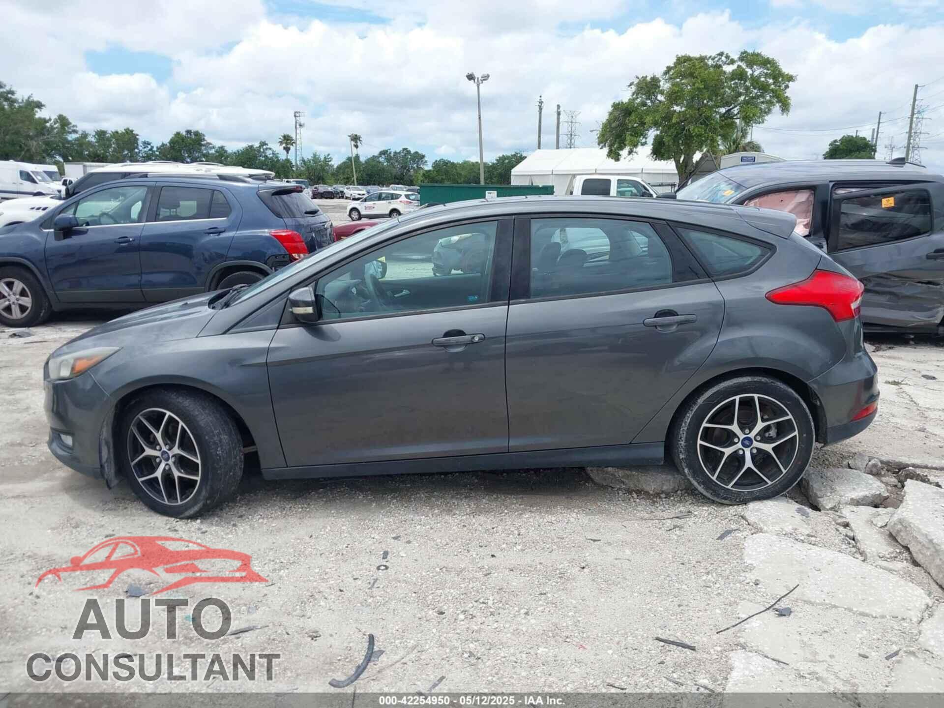 FORD FOCUS 2017 - 1FADP3M21HL322897