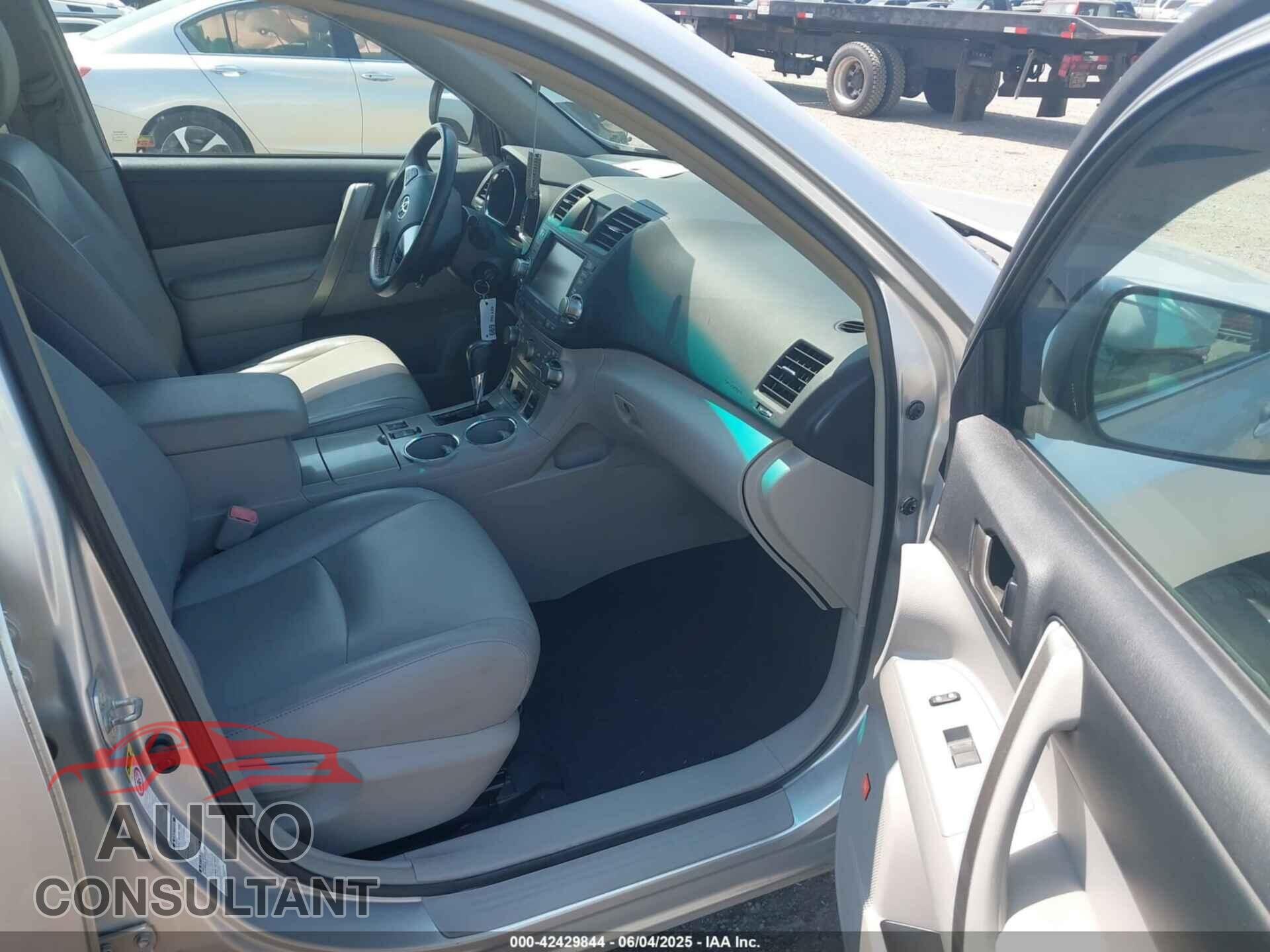 TOYOTA HIGHLANDER 2012 - 5TDBK3EH2CS108317