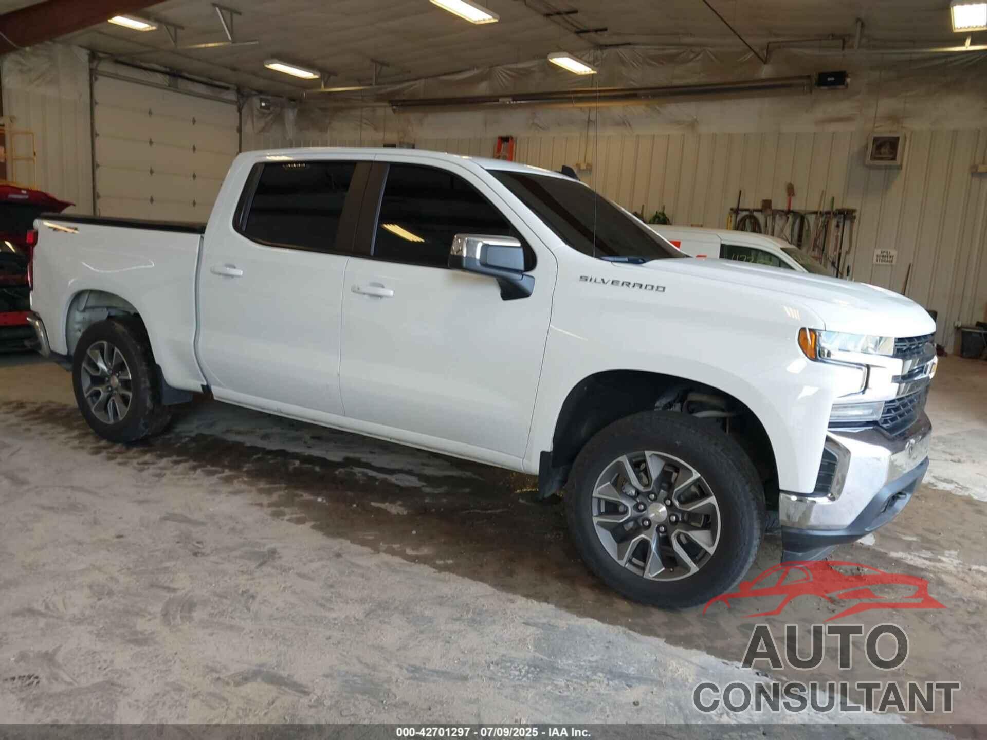 CHEVROLET SILVERADO 1500 2021 - 1GCPYJEK1MZ431150