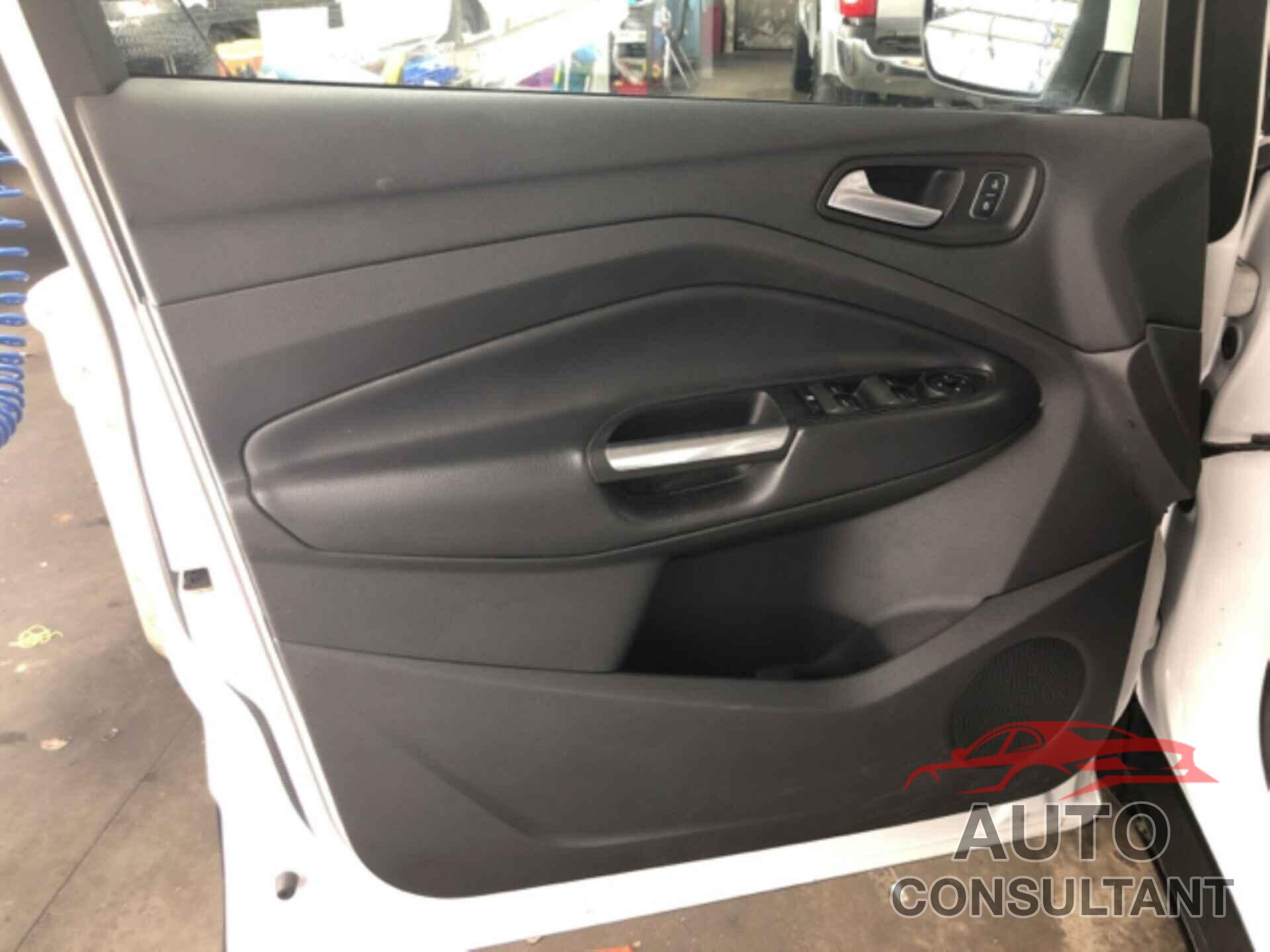 FORD ESCAPE 2017 - 1FMCU9GD8HUA95857