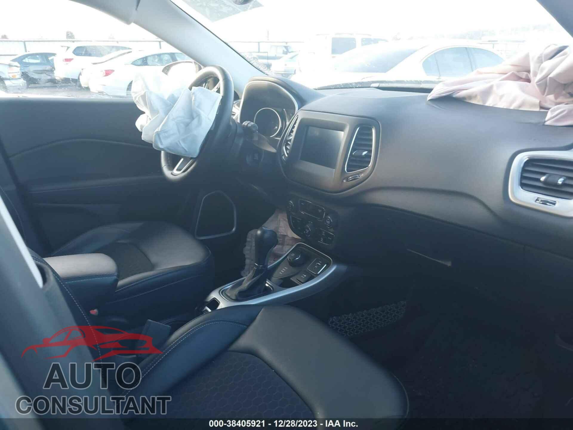 JEEP COMPASS 2018 - 3C4NJDBB6JT111925