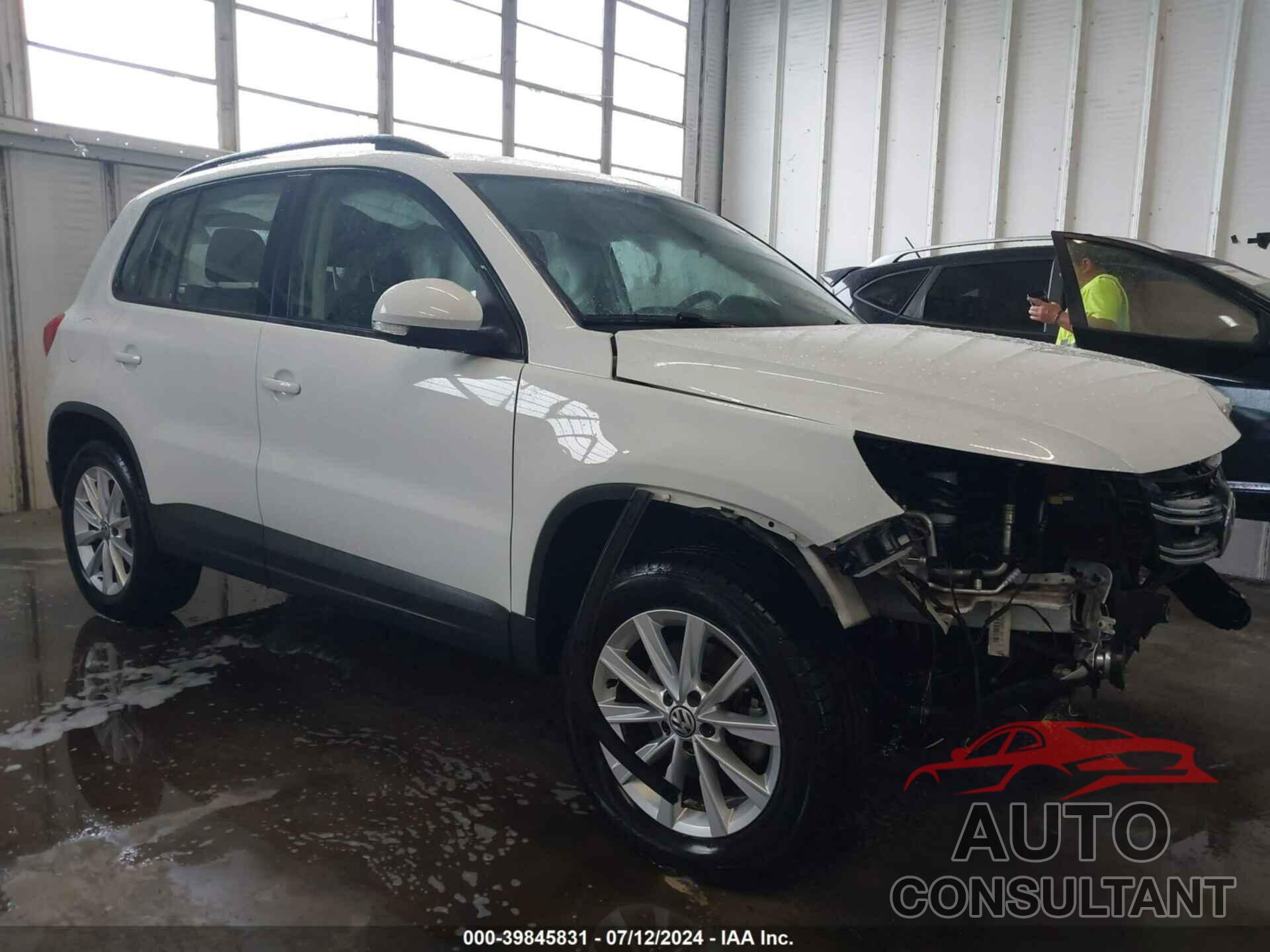 VOLKSWAGEN TIGUAN LIMITED 2018 - WVGAV7AX4JK003611