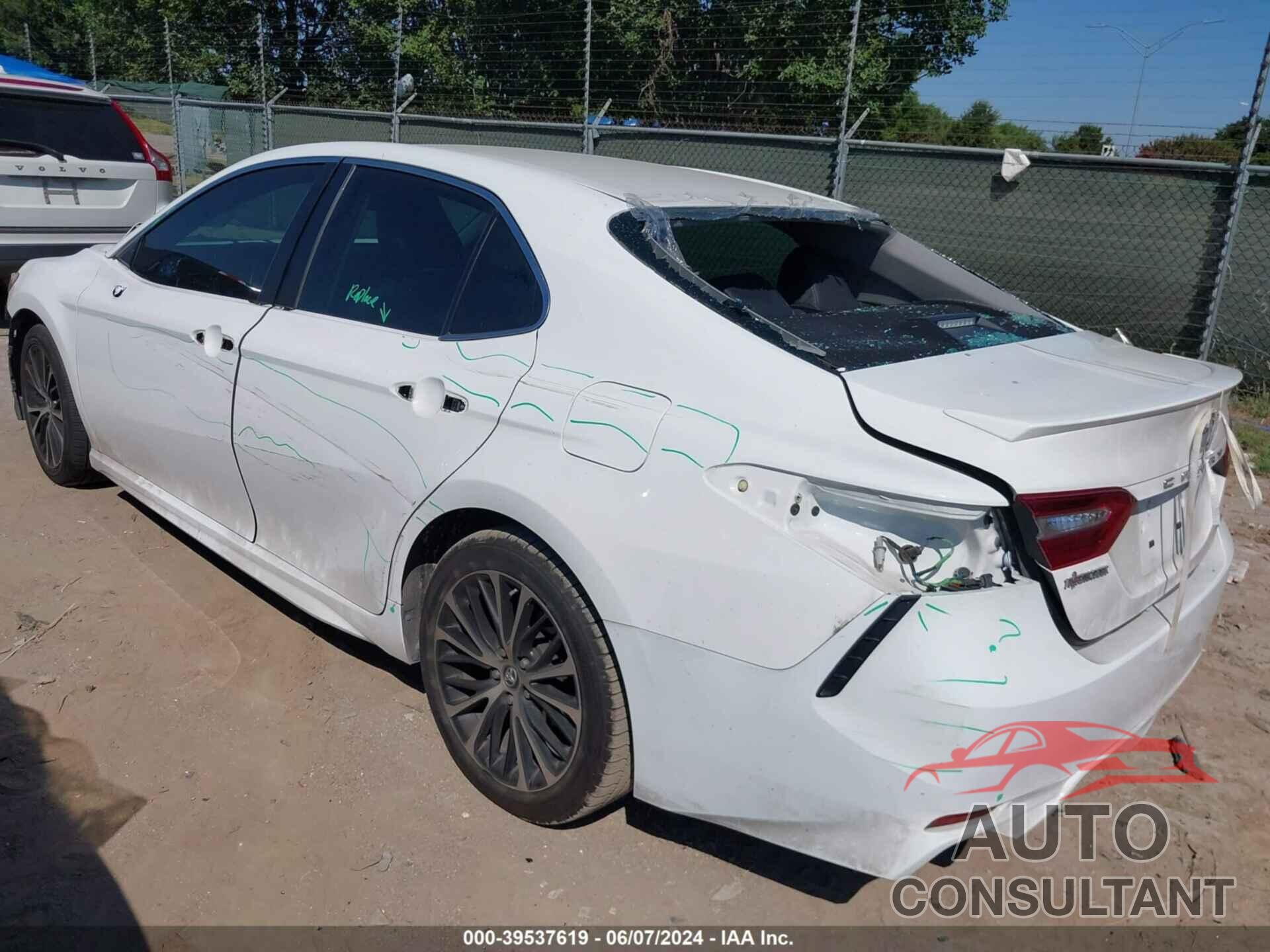 TOYOTA CAMRY 2018 - 4T1B11HK2JU669975