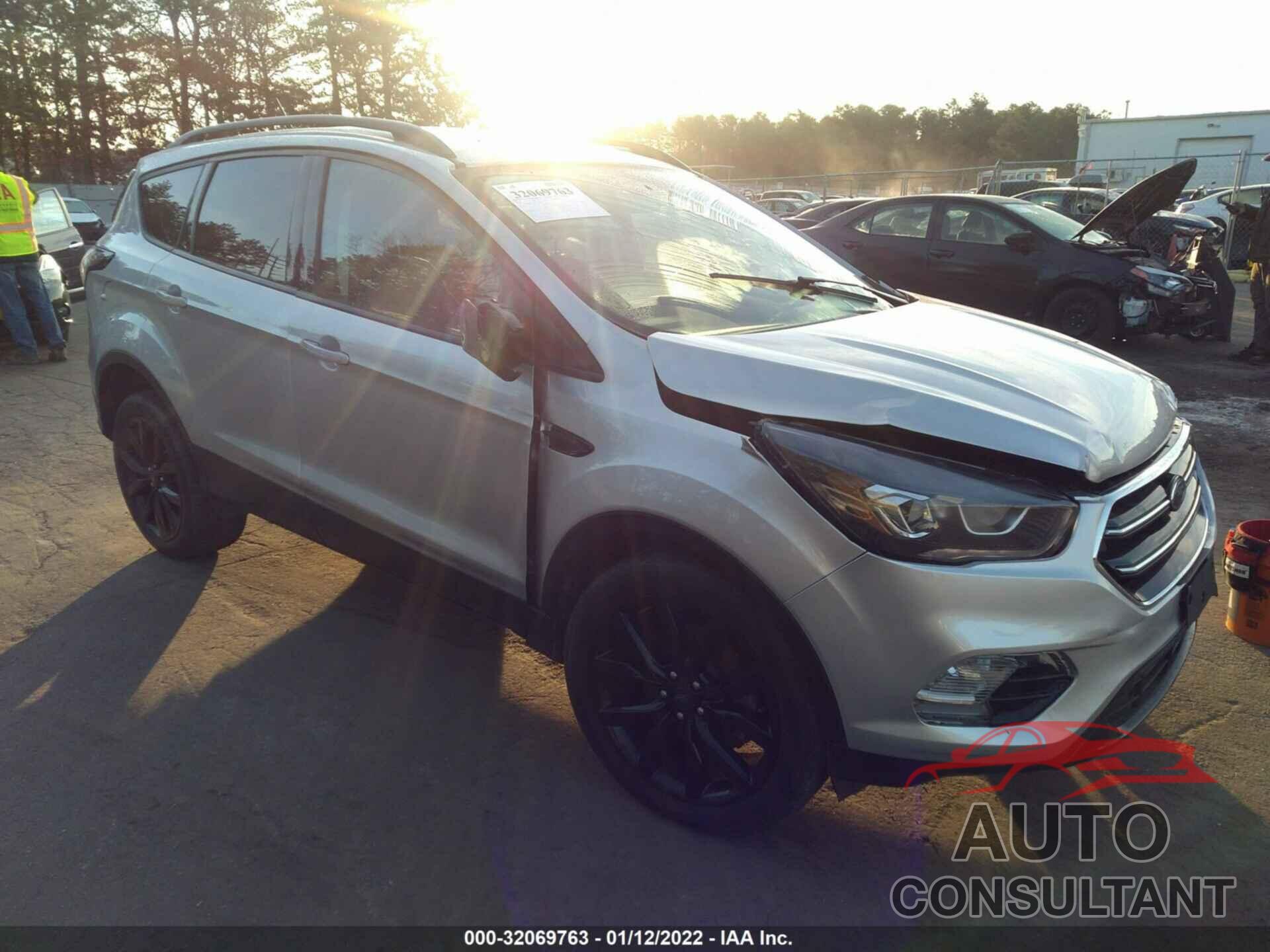 FORD ESCAPE 2018 - 1FMCU9GD1JUA15420