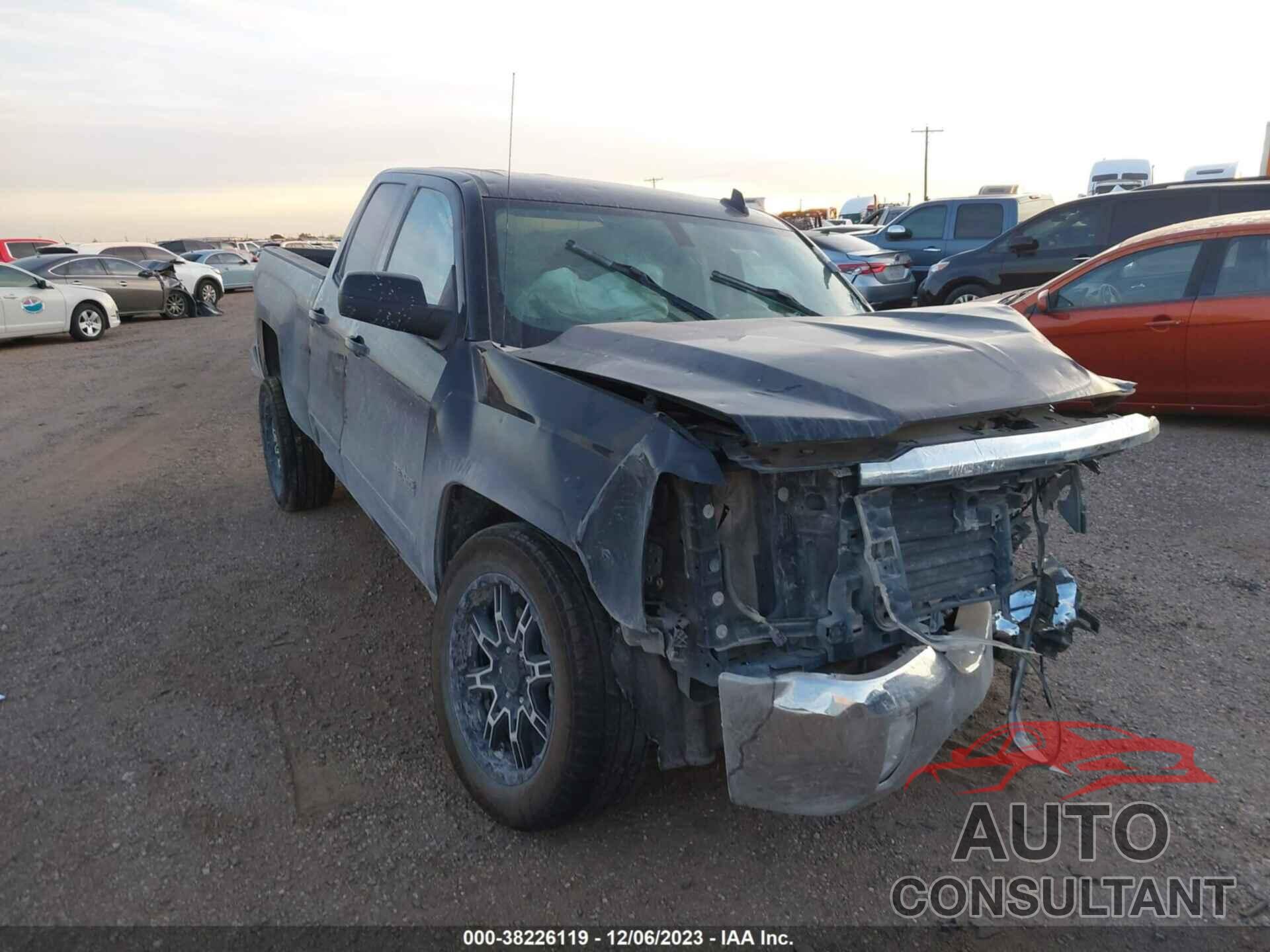 CHEVROLET SILVERADO 1500 2018 - 1GCRCREH6JZ376815