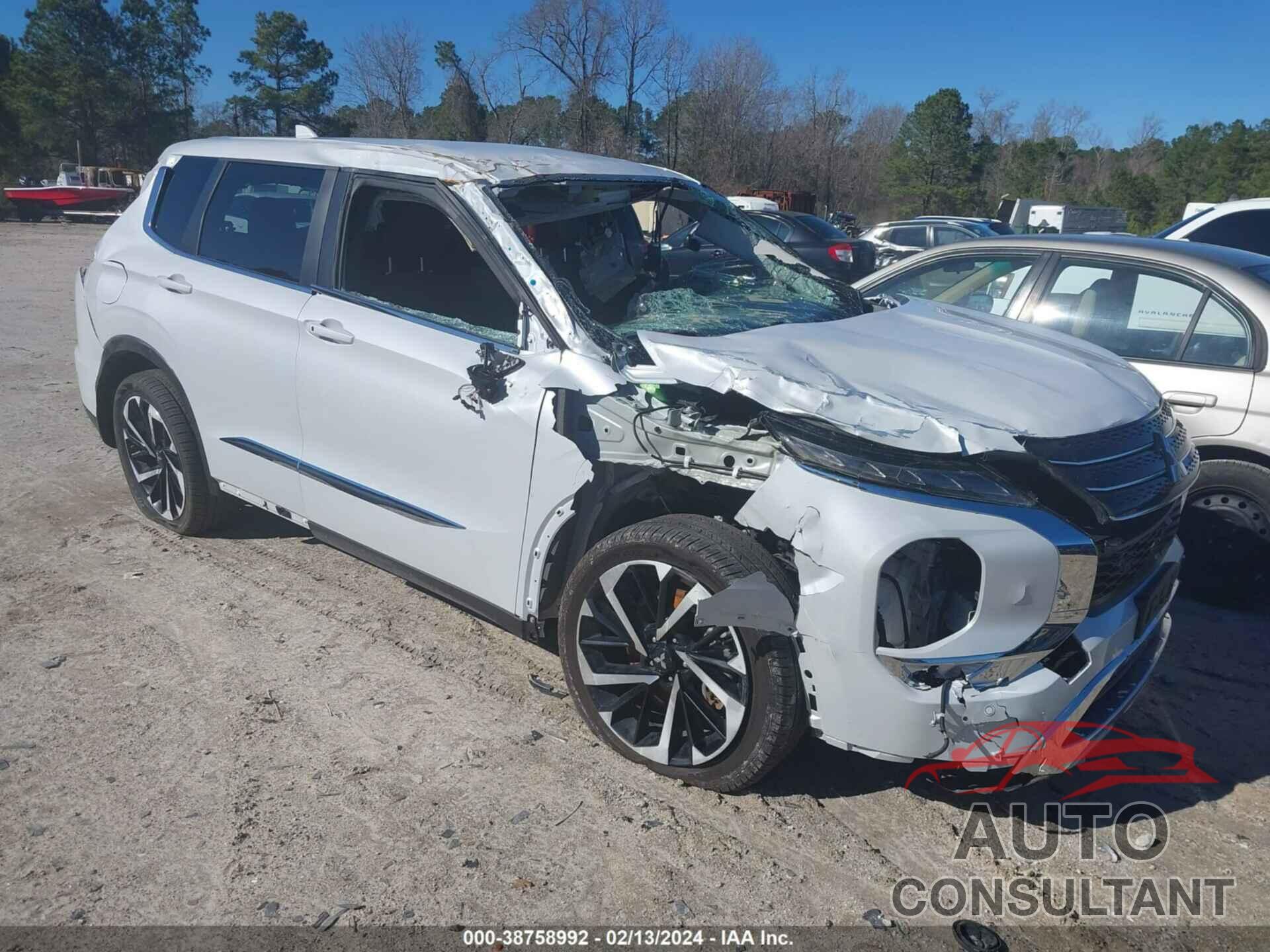 MITSUBISHI OUTLANDER 2023 - JA4J3UA85PZ008019