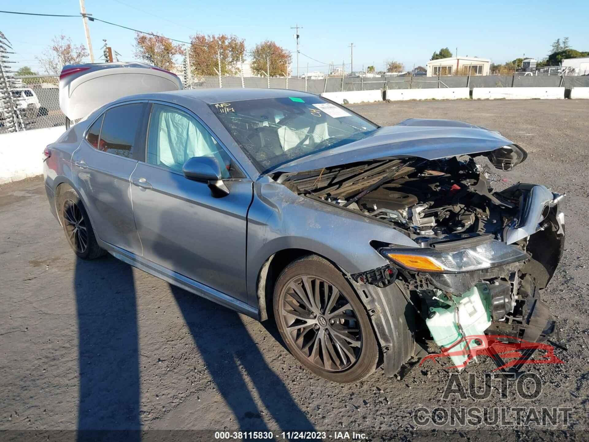 TOYOTA CAMRY 2018 - 4T1B11HK1JU634795