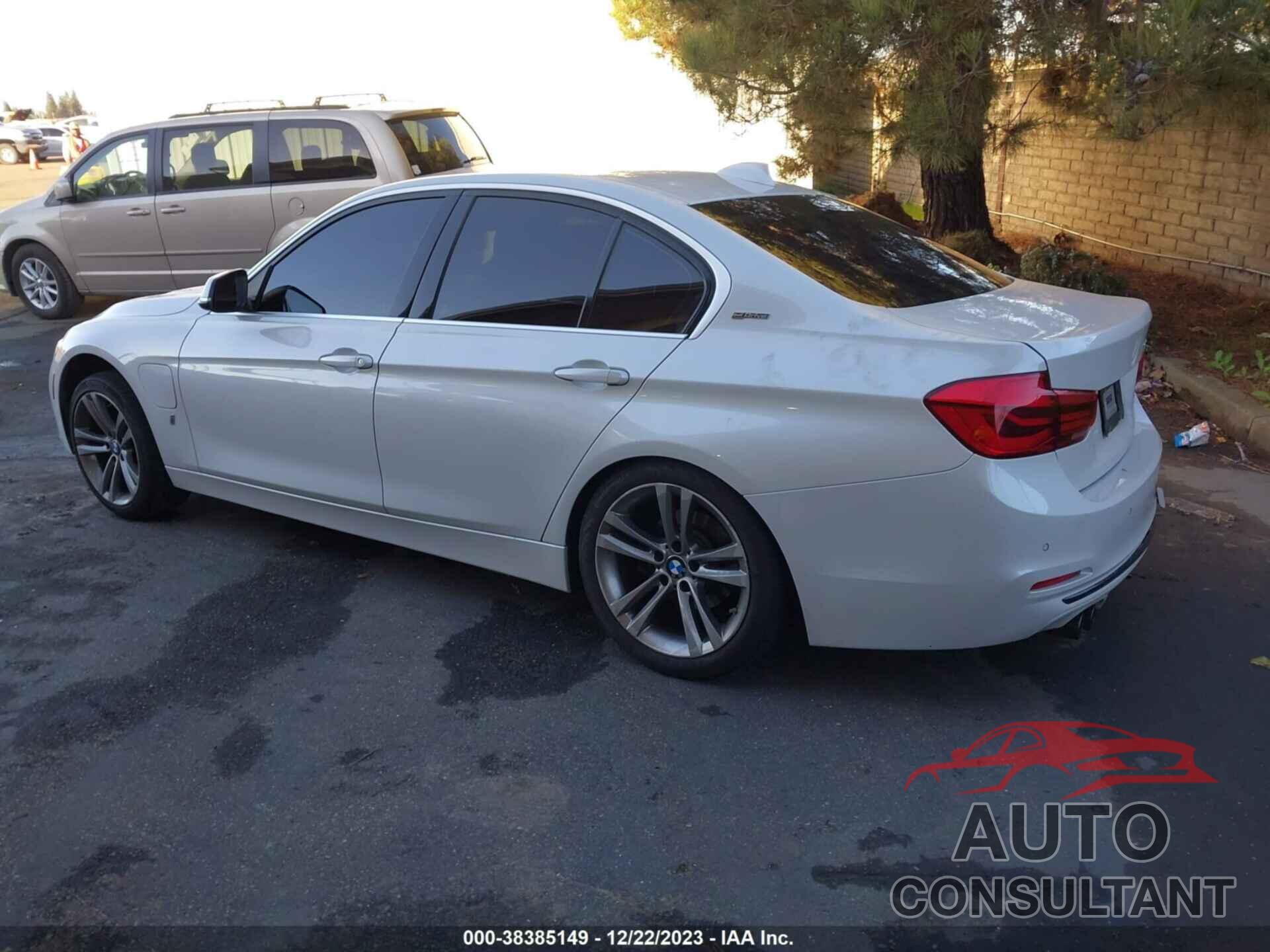 BMW 3 SERIES 2017 - WBA8E1C32HA030037