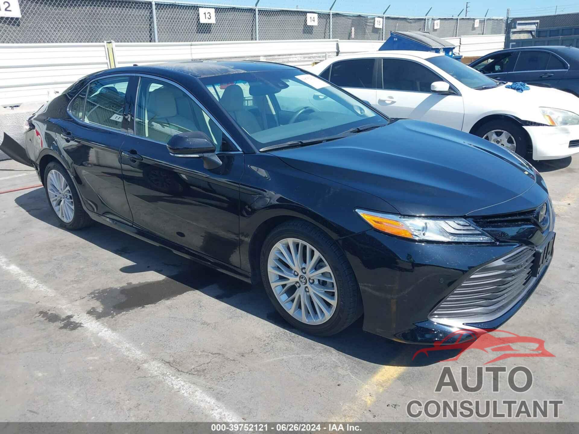 TOYOTA CAMRY 2018 - 4T1B11HK3JU049717