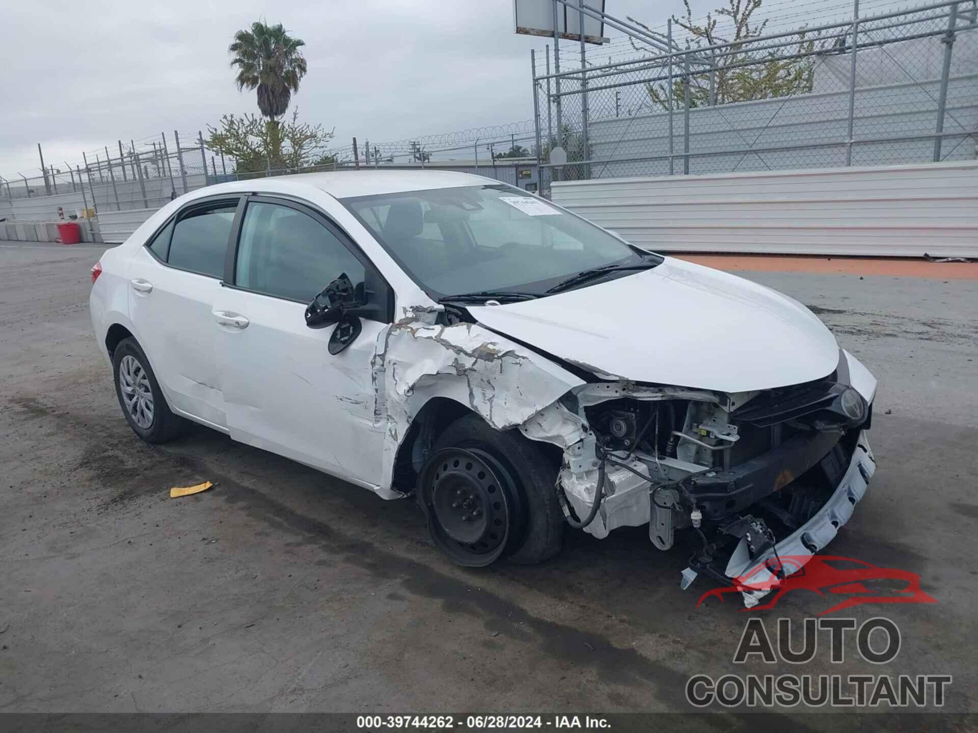 TOYOTA COROLLA 2018 - 5YFBURHE9JP797230