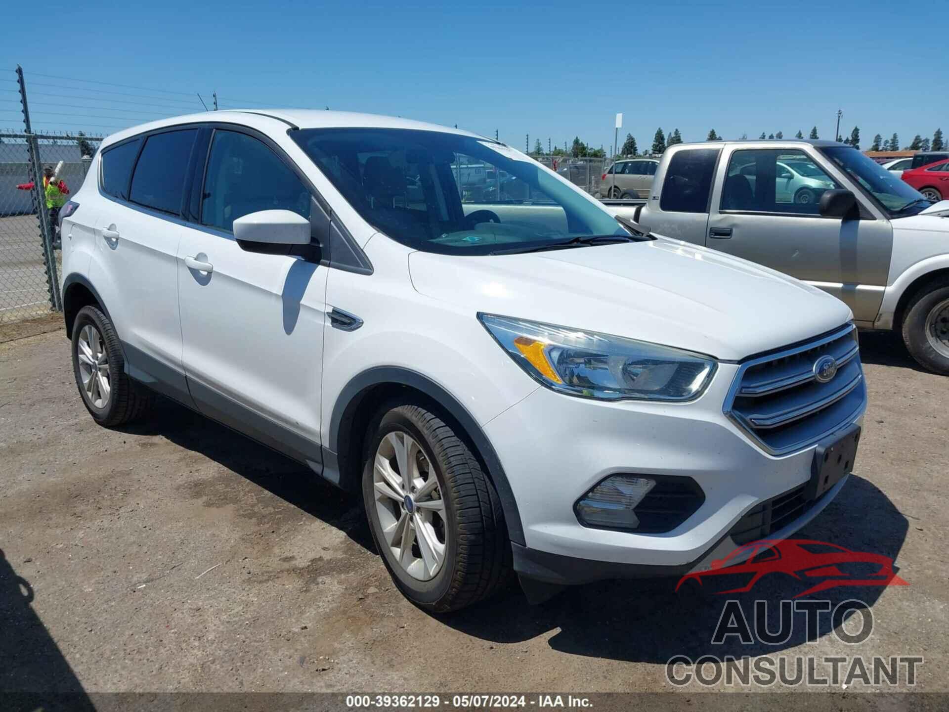 FORD ESCAPE 2017 - 1FMCU0GD5HUA82589