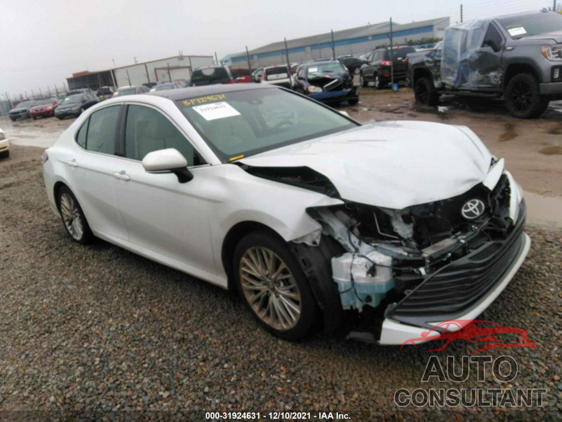 TOYOTA CAMRY 2018 - 4T1B11HK1JU071487