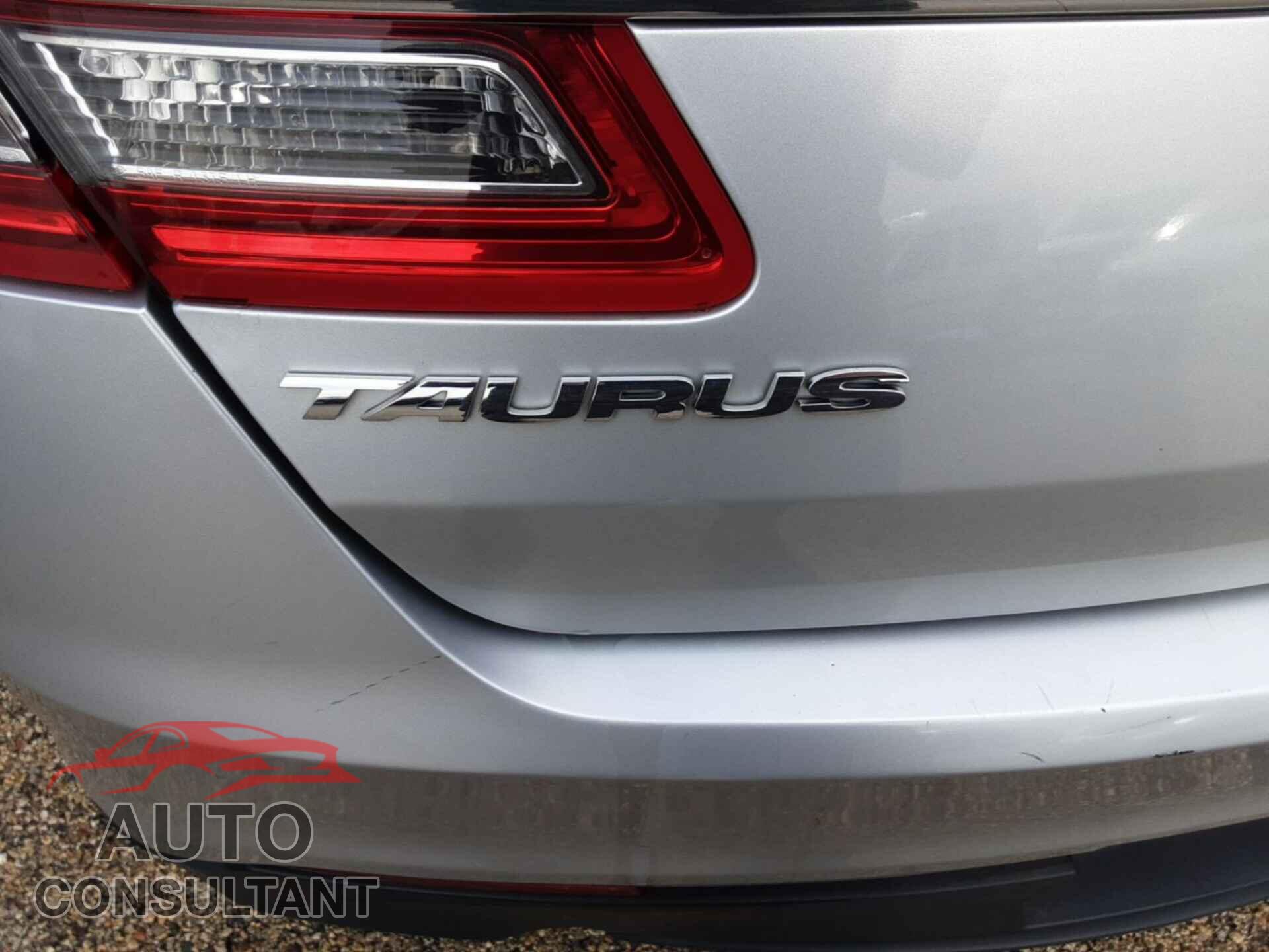 FORD TAURUS 2018 - 1FAHP2D82JG103364