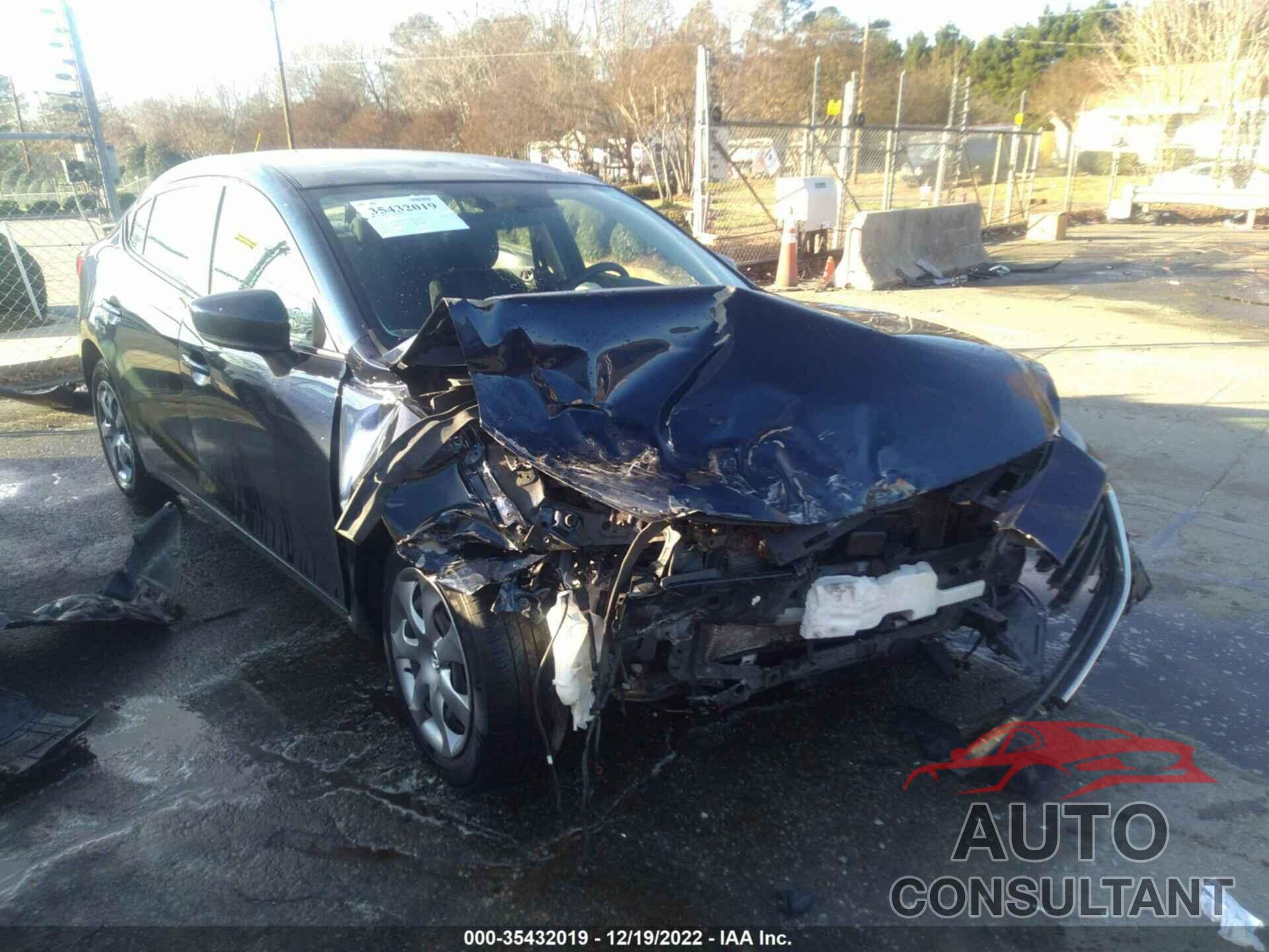 MAZDA MAZDA3 4-DOOR 2018 - JM1BN1U70J1171365