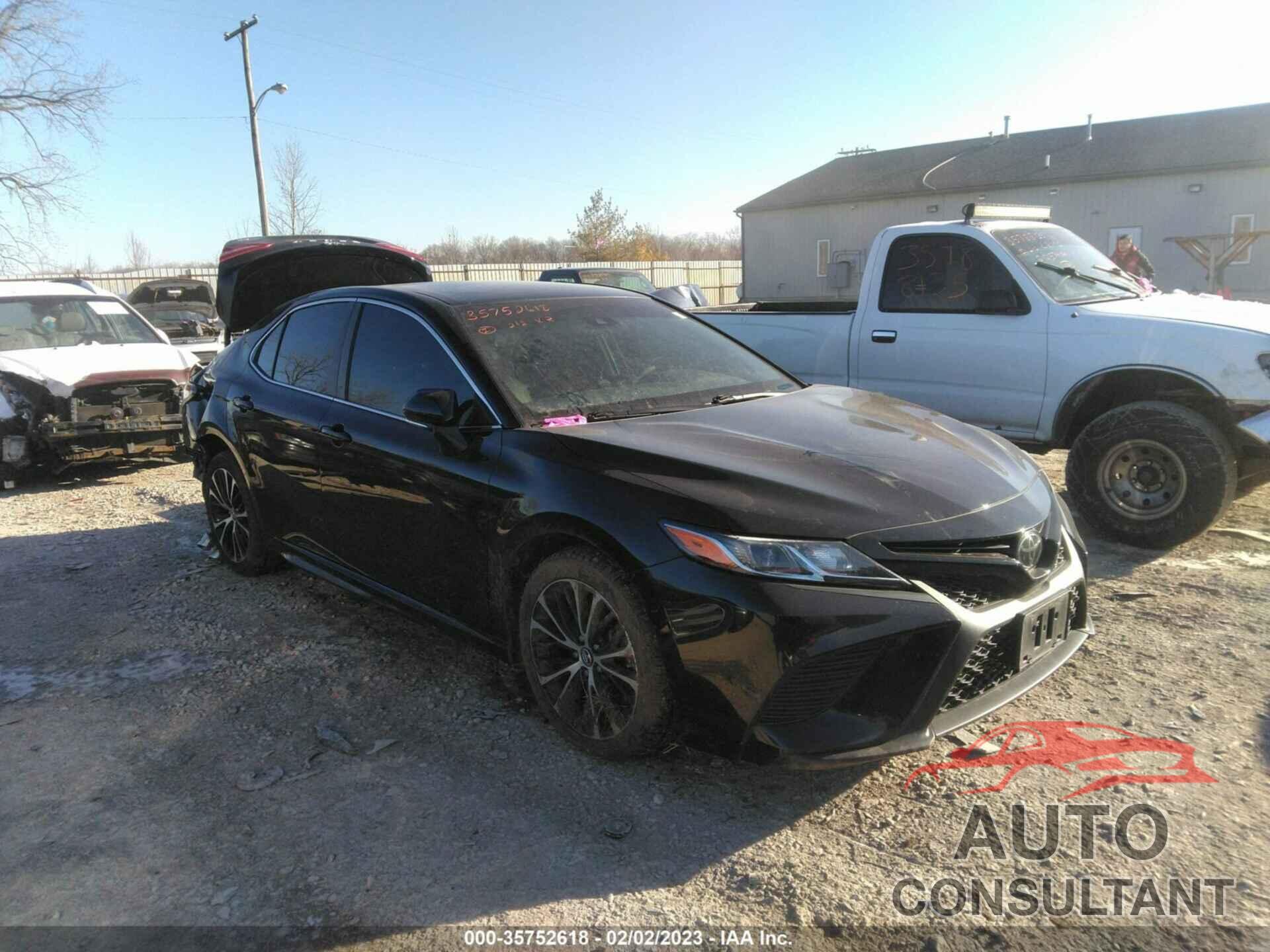 TOYOTA CAMRY 2018 - 4T1B11HK2JU080862