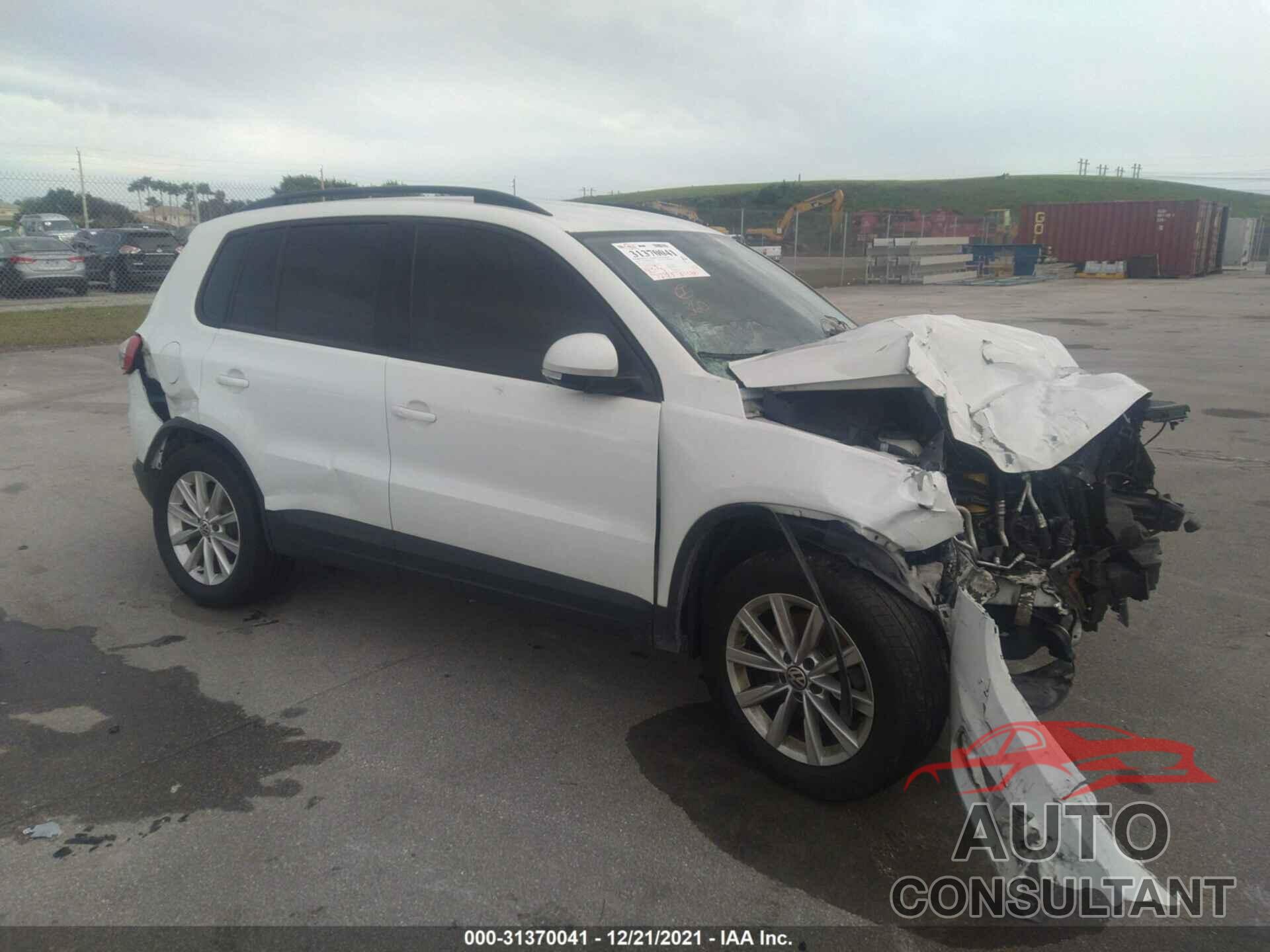 VOLKSWAGEN TIGUAN LIMITED 2018 - WVGAV7AX5JK005593