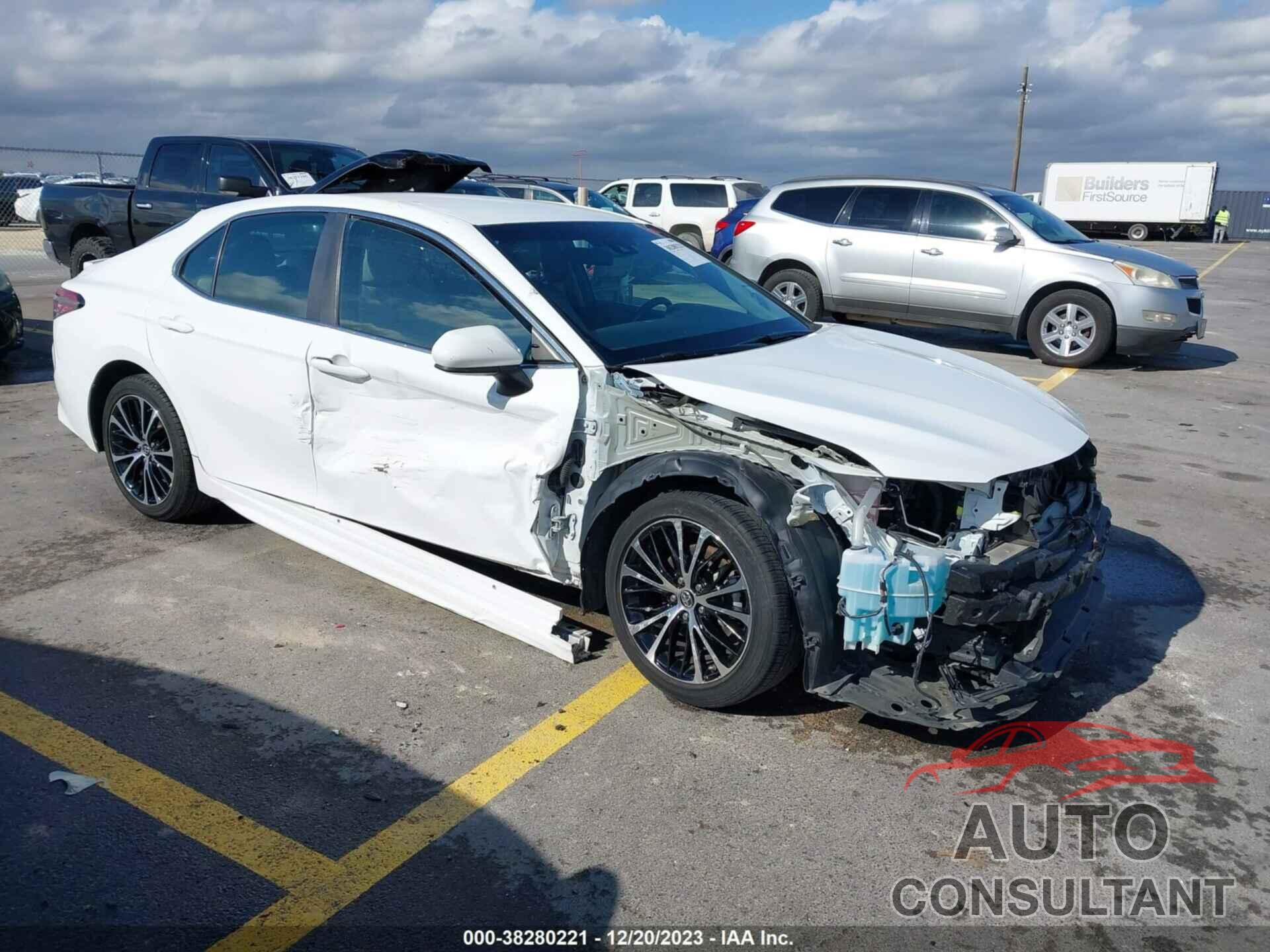 TOYOTA CAMRY 2018 - 4T1B11HK1JU615485