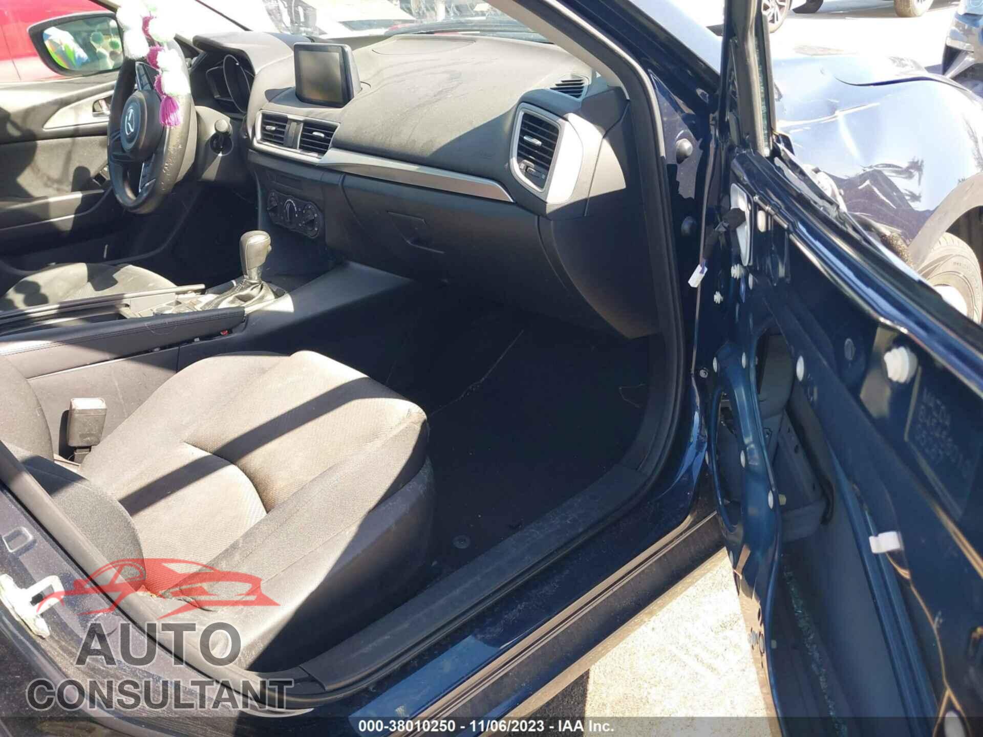 MAZDA 3 2018 - 3MZBN1U70JM167641