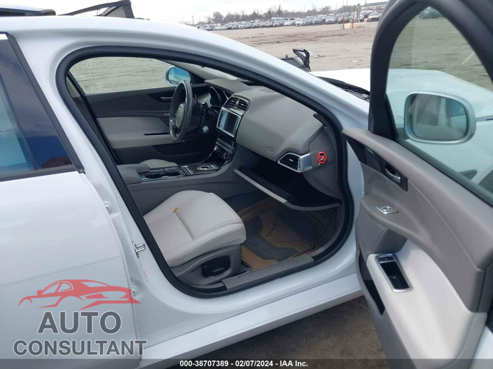 JAGUAR XE 2017 - SAJAR4BG2HA948404