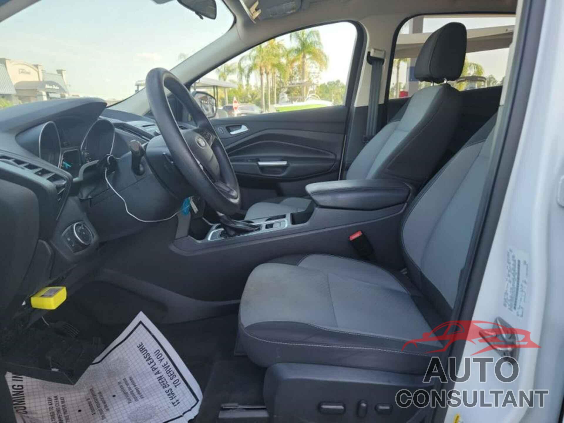 FORD ESCAPE 2017 - 1FMCU0GD2HUC98772
