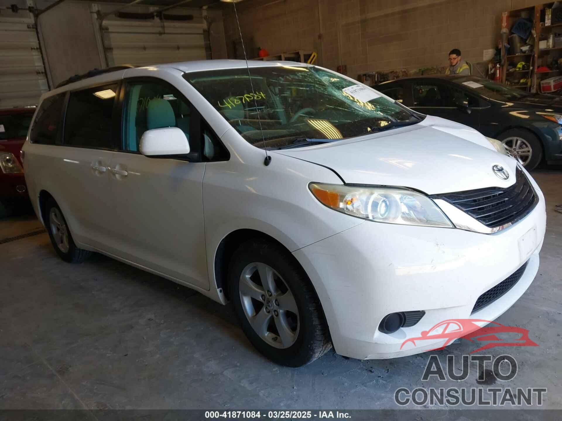 TOYOTA SIENNA 2011 - 5TDKK3DC6BS130325