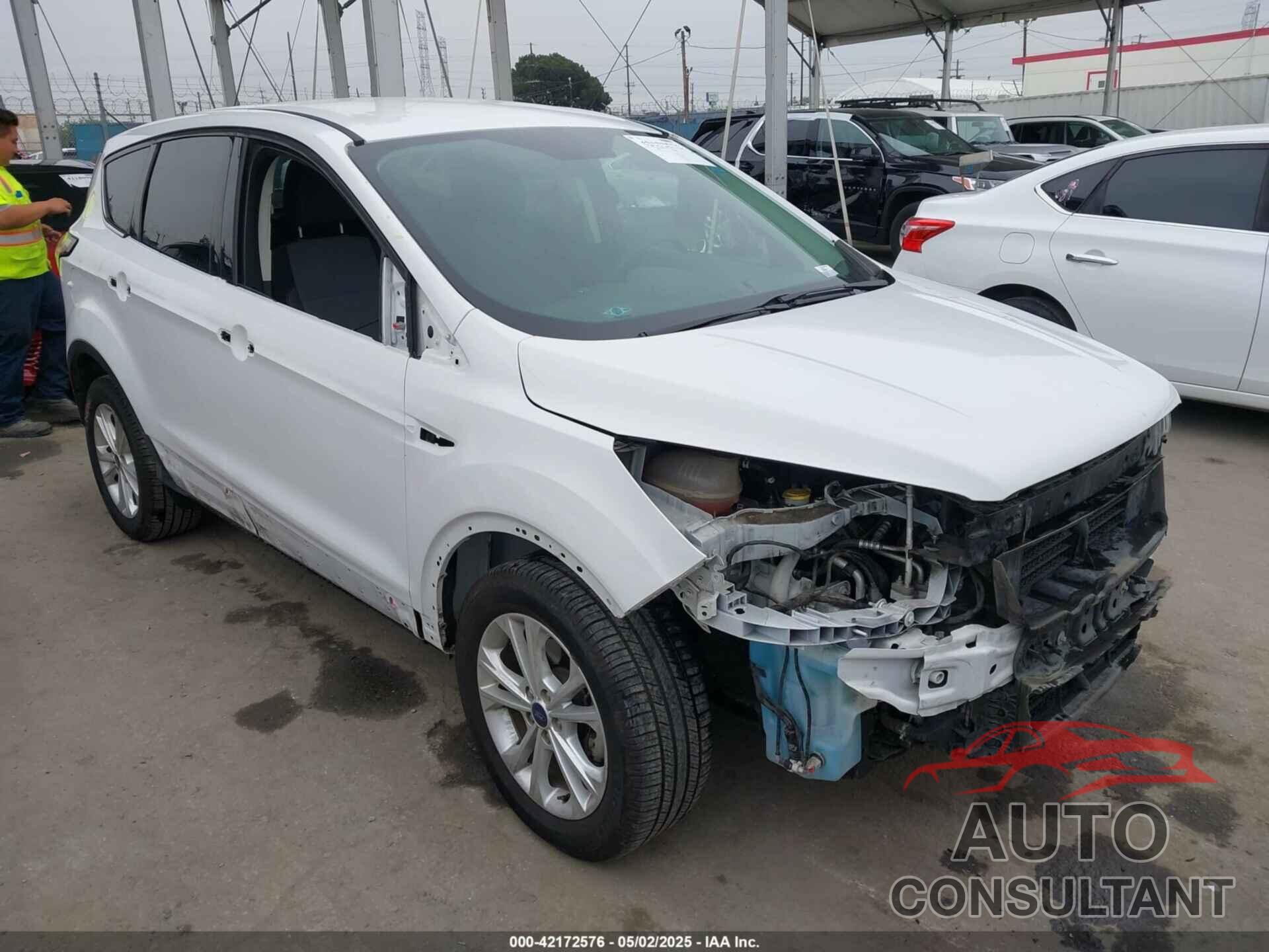FORD ESCAPE 2017 - 1FMCU0GD6HUC27154