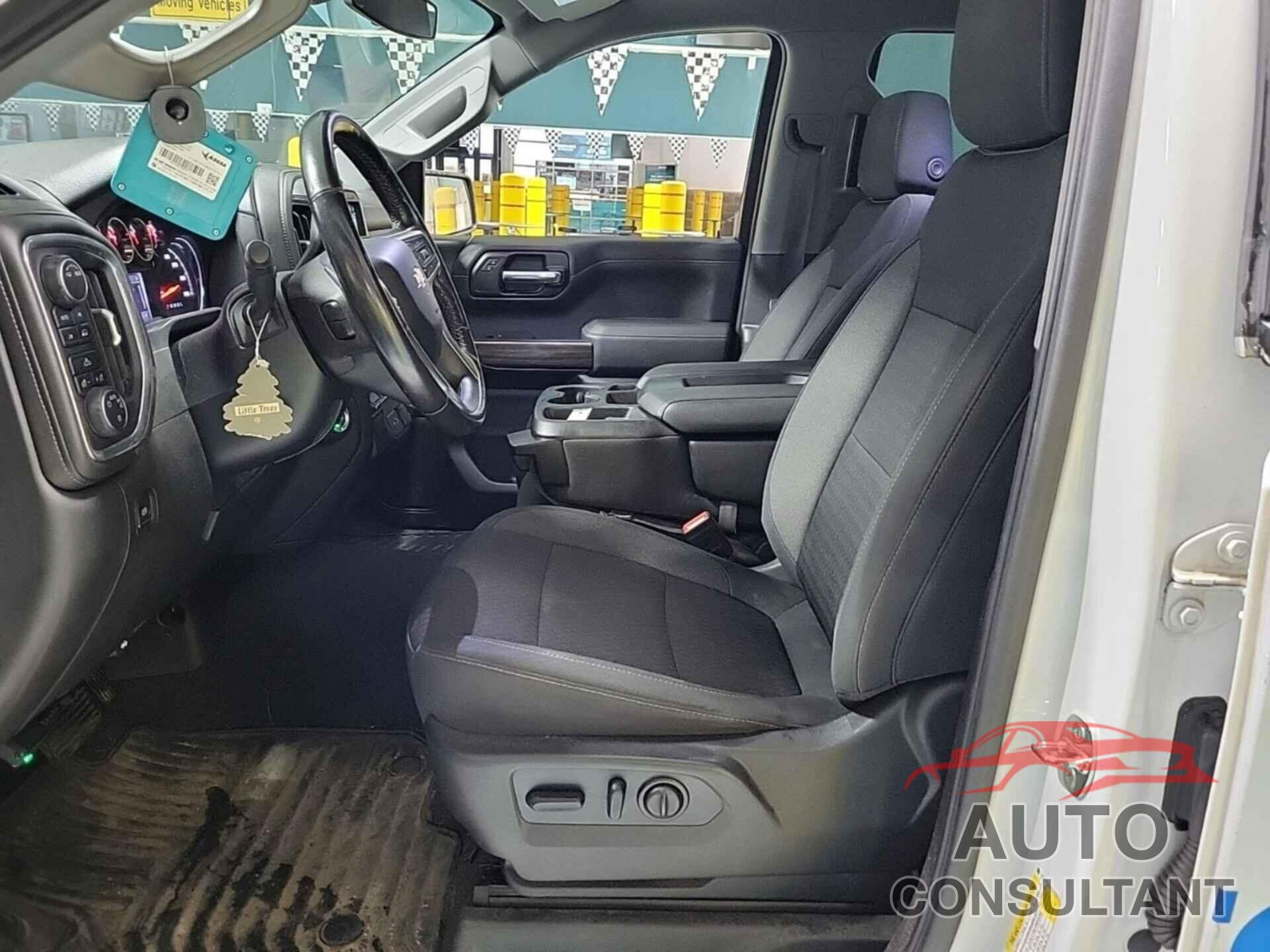 CHEVROLET SILVERADO 1500 2021 - 1GCRYJEK8MZ354673