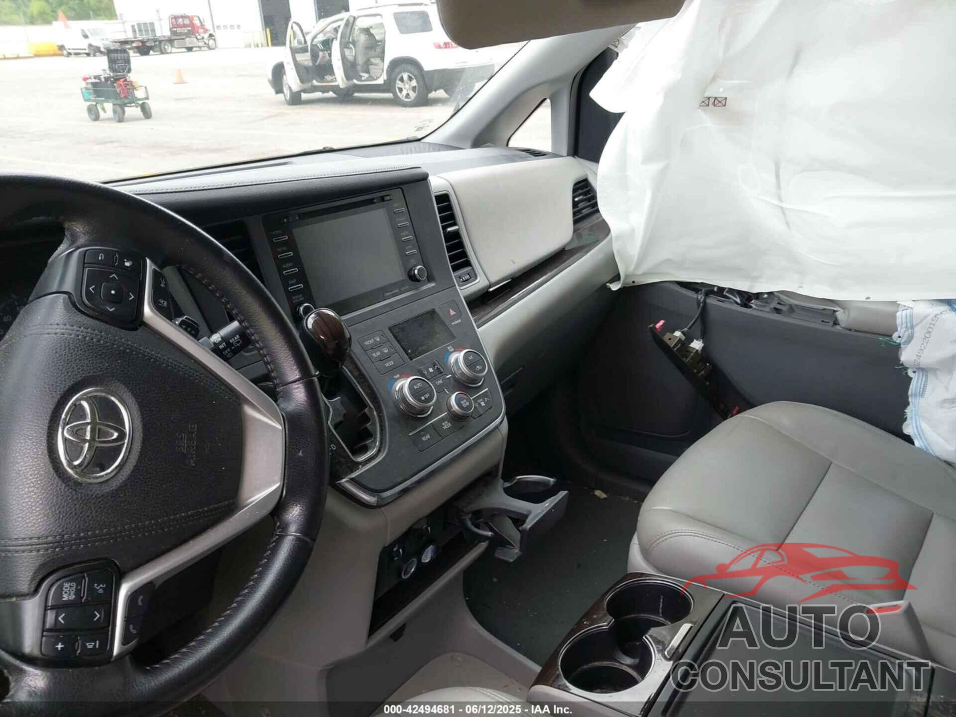 TOYOTA SIENNA 2019 - 5TDYZ3DC6KS996645