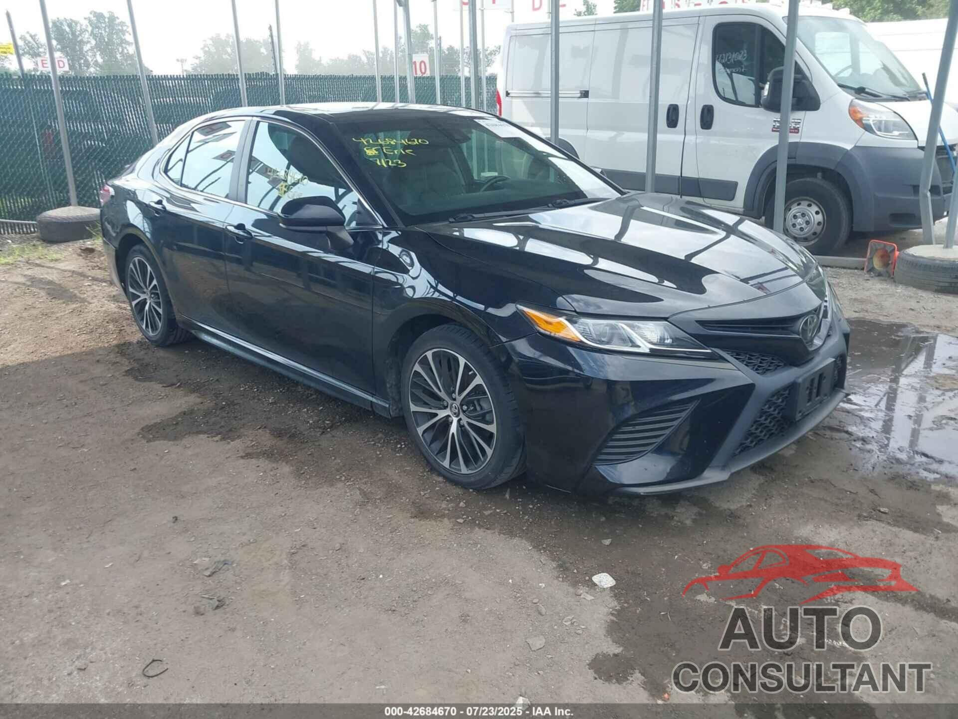 TOYOTA CAMRY 2018 - 4T1B11HK0JU026685