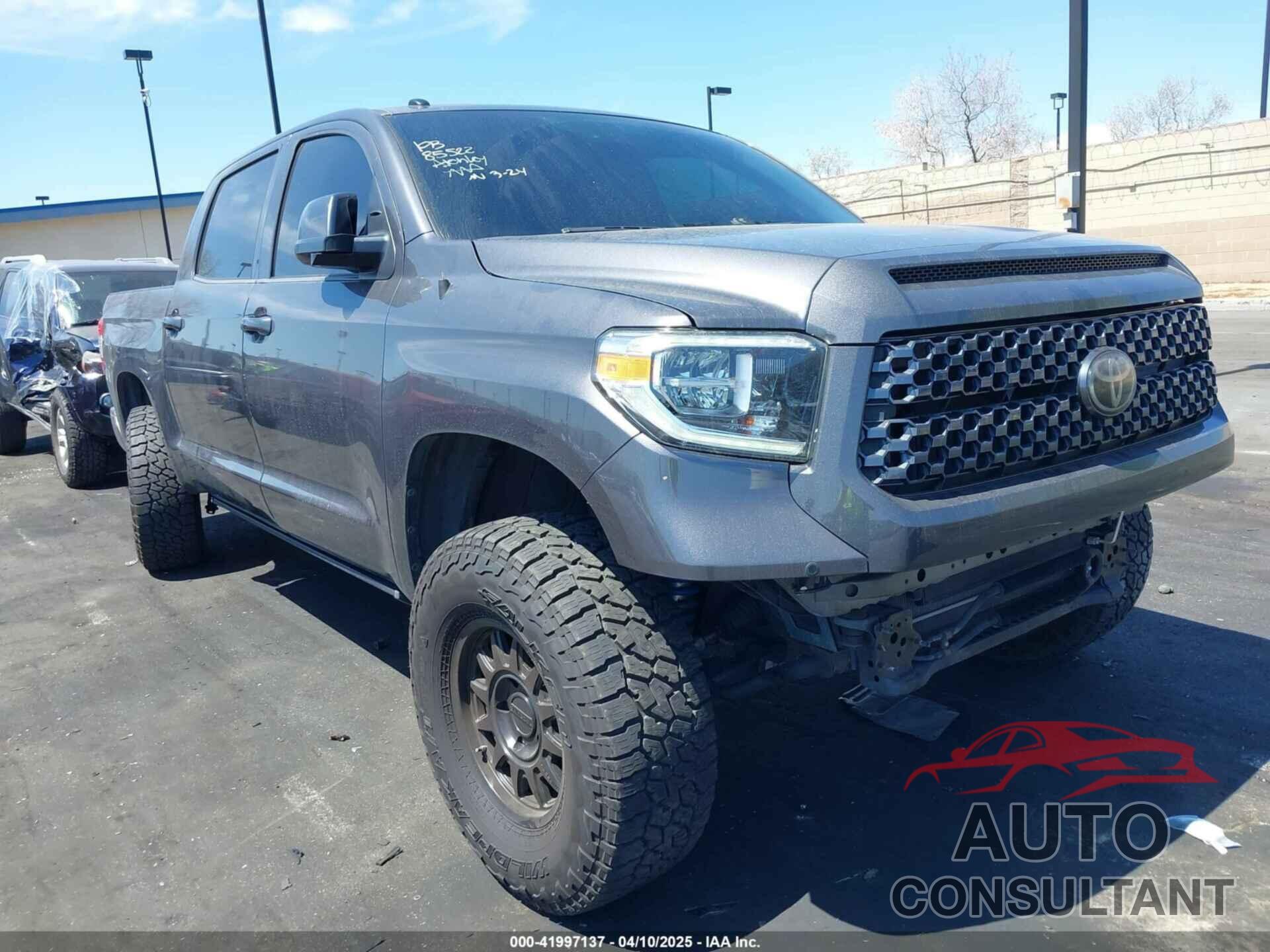 TOYOTA TUNDRA 2019 - 5TFAY5F17KX820208