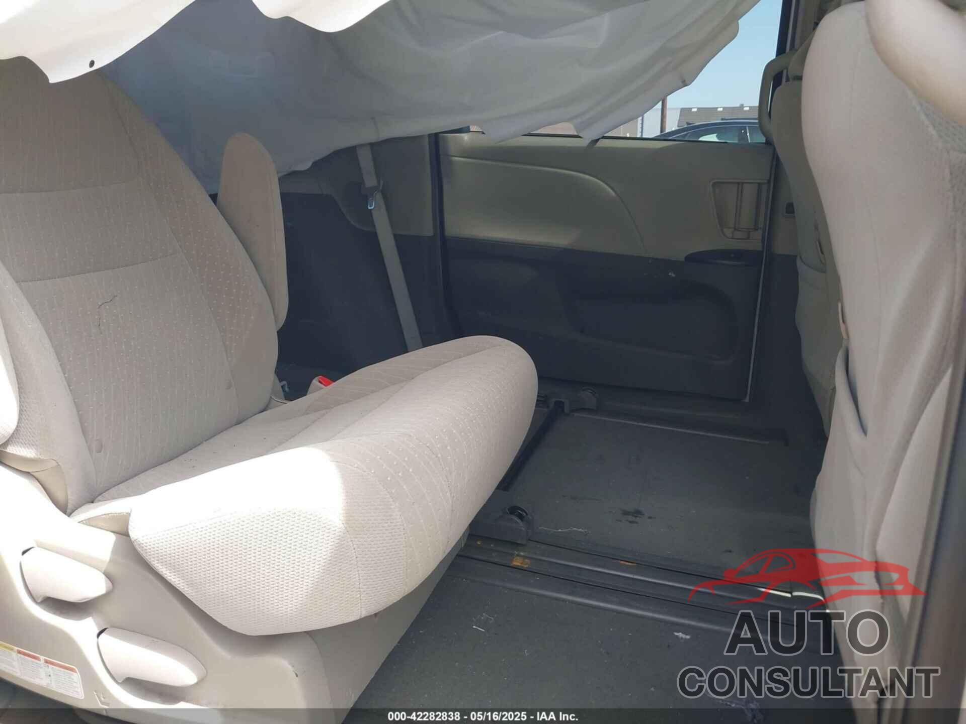 TOYOTA SIENNA 2019 - 5TDKZ3DC2KS004815