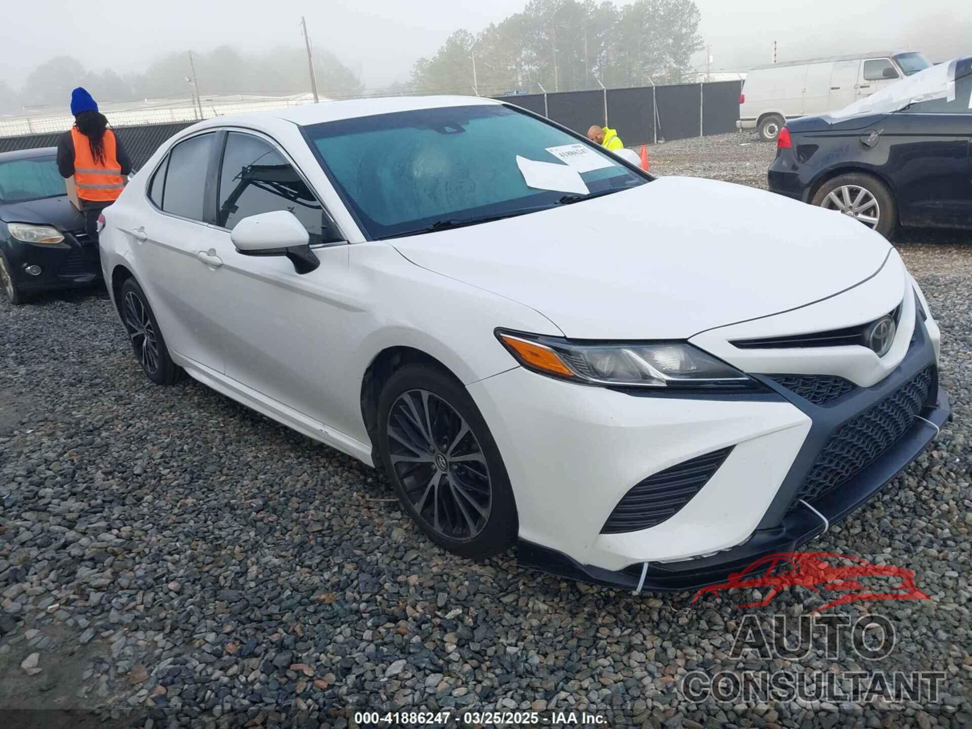 TOYOTA CAMRY 2018 - 4T1B11HK6JU059450