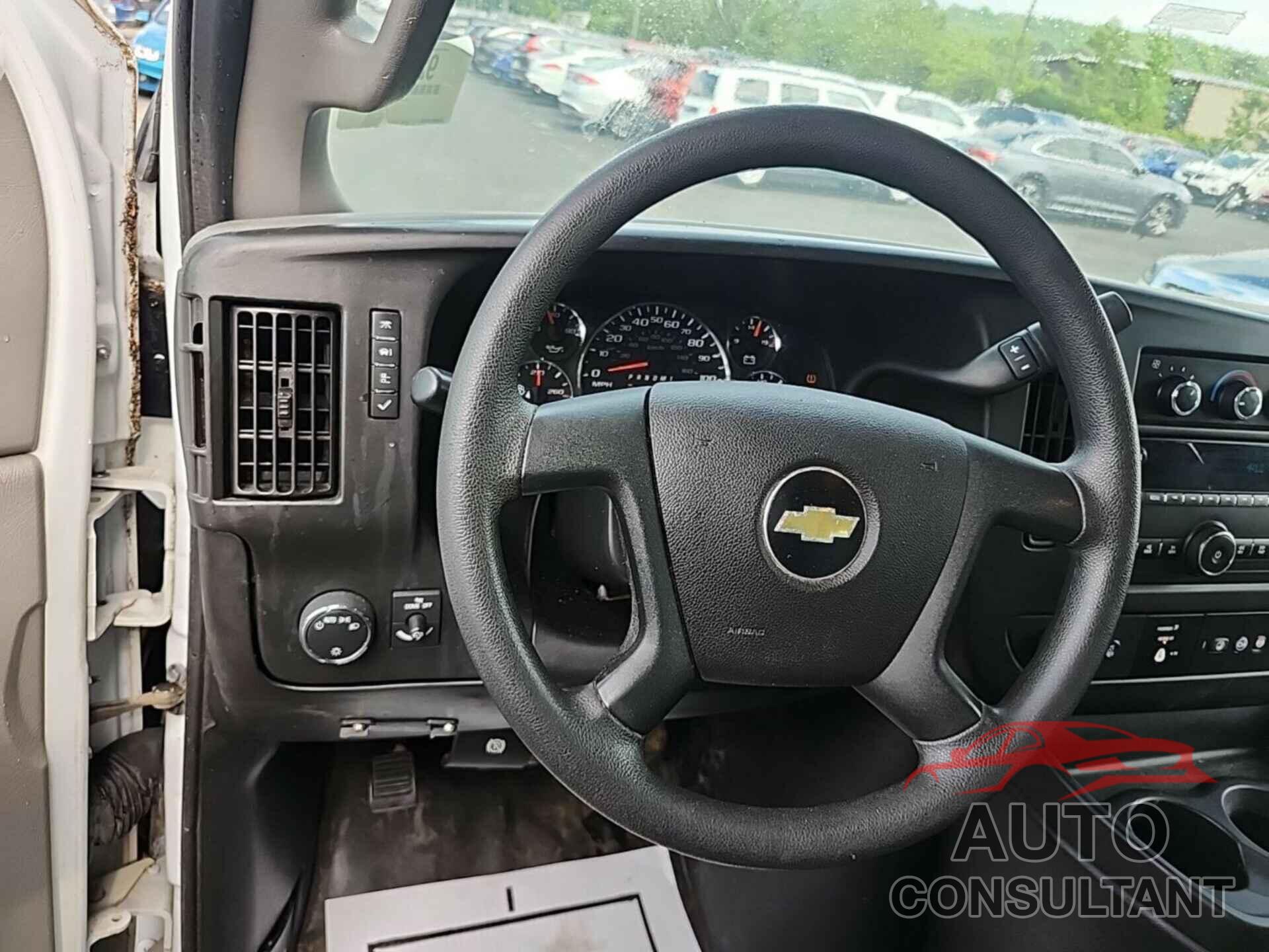 CHEVROLET EXPRESS G2500 2018 - 1GCWGAFPXJ1247716