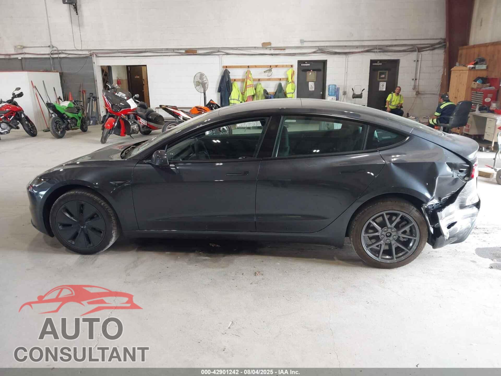 TESLA MODEL 3 2025 - 5YJ3E1EA2SF018395