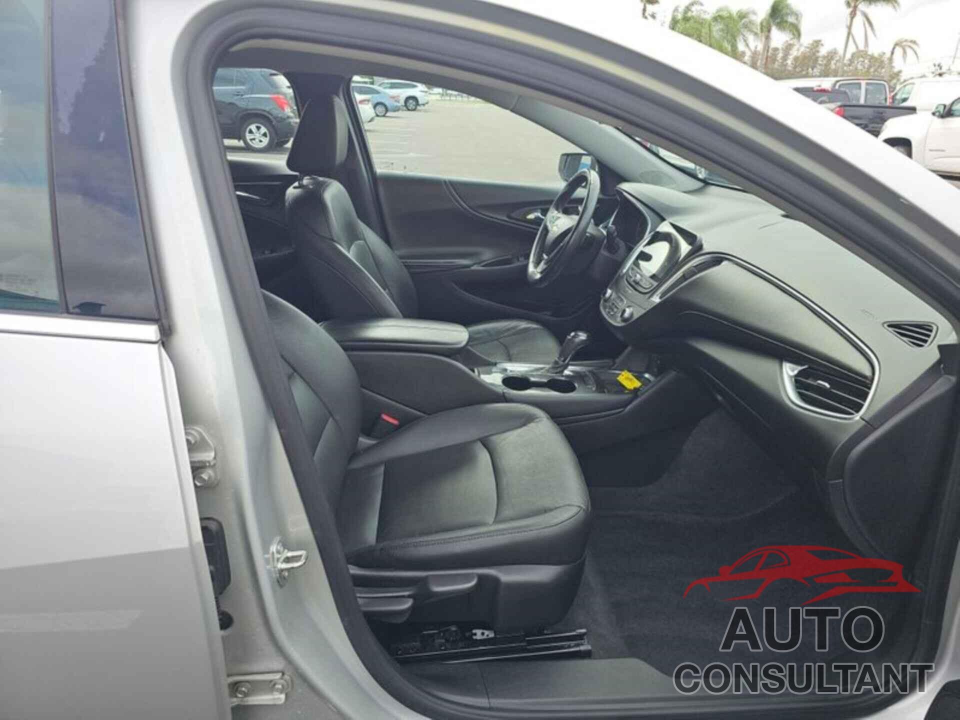 CHEVROLET MALIBU 2020 - 1G1ZD5ST2LF033379