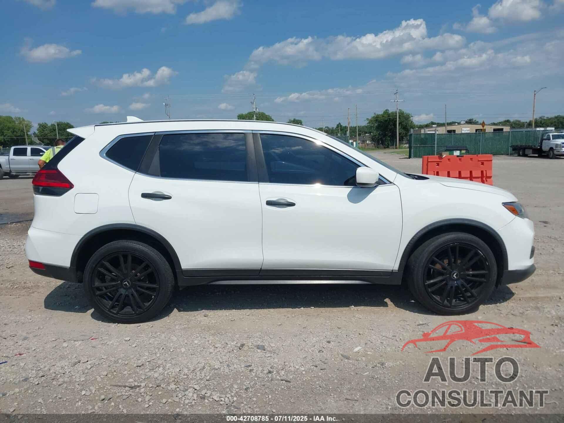 NISSAN ROGUE 2017 - KNMAT2MT7HP517522