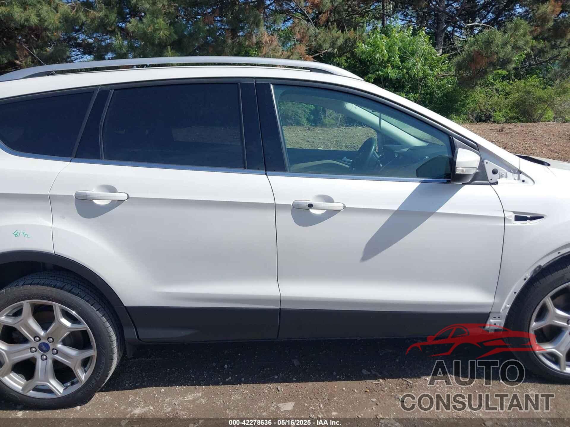 FORD ESCAPE 2017 - 1FMCU0J93HUA48123