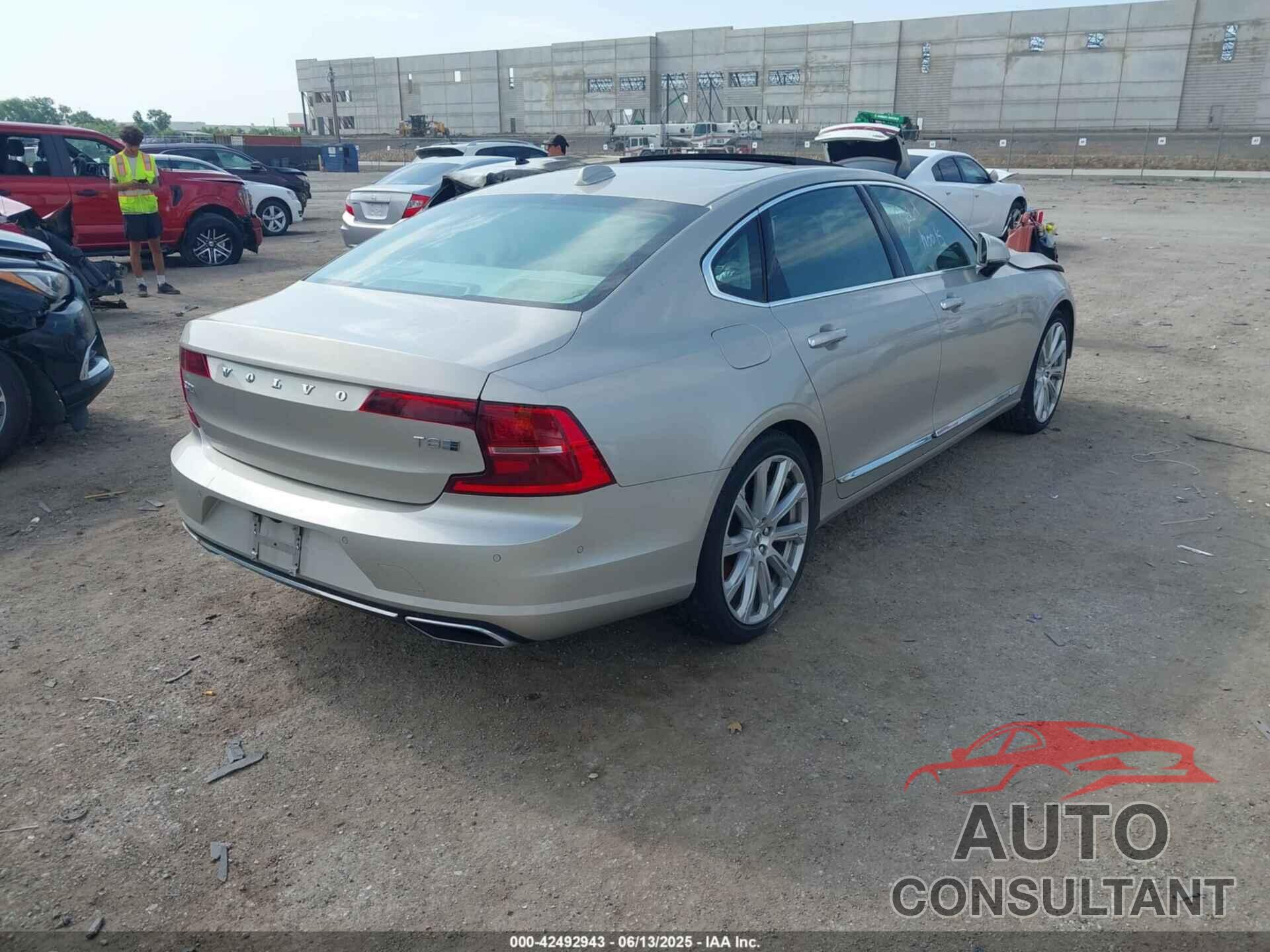 VOLVO S90 HYBRID 2018 - LVYBR0AL4JP046116
