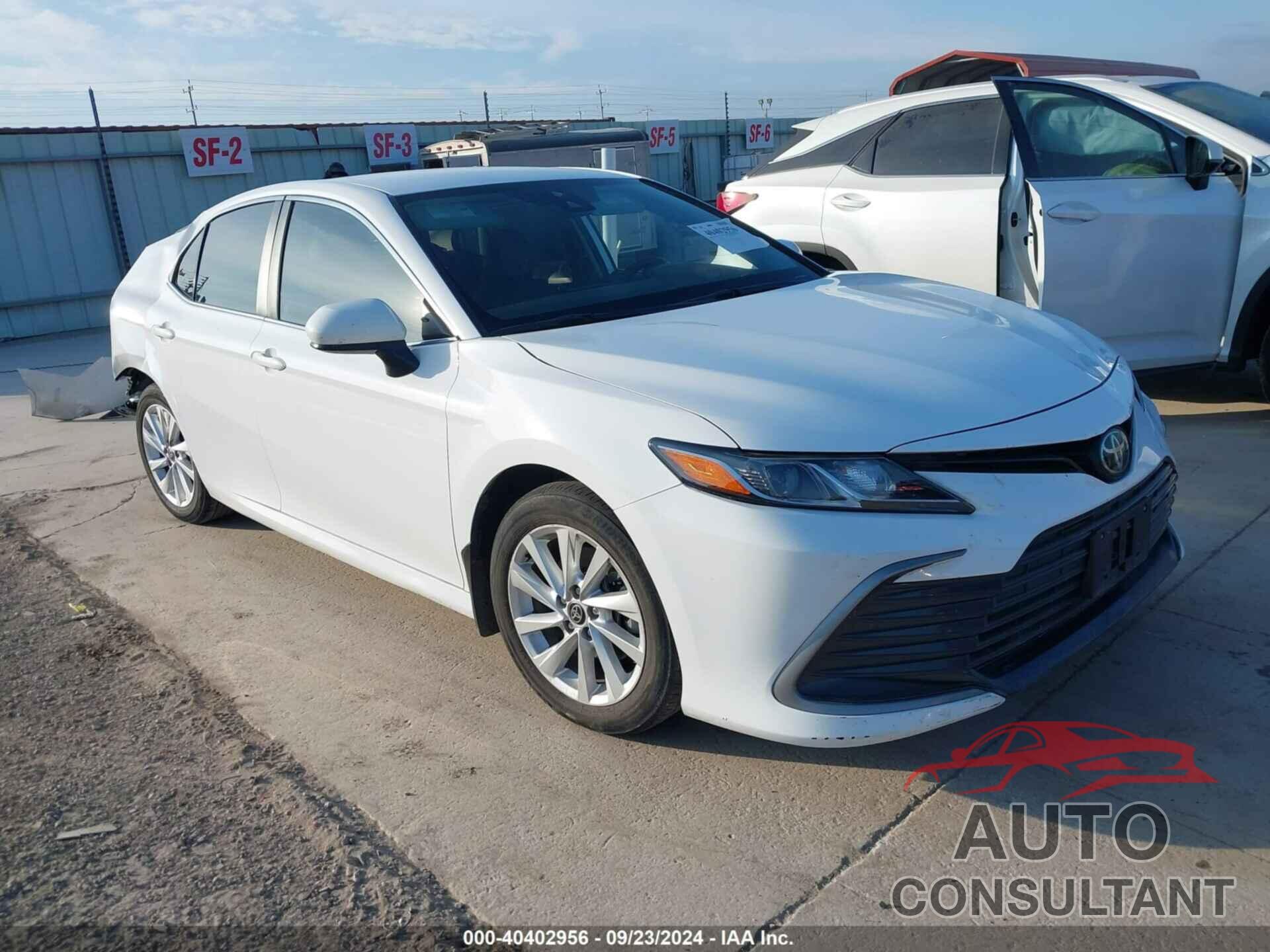 TOYOTA CAMRY 2022 - 4T1C11AK4NU698155