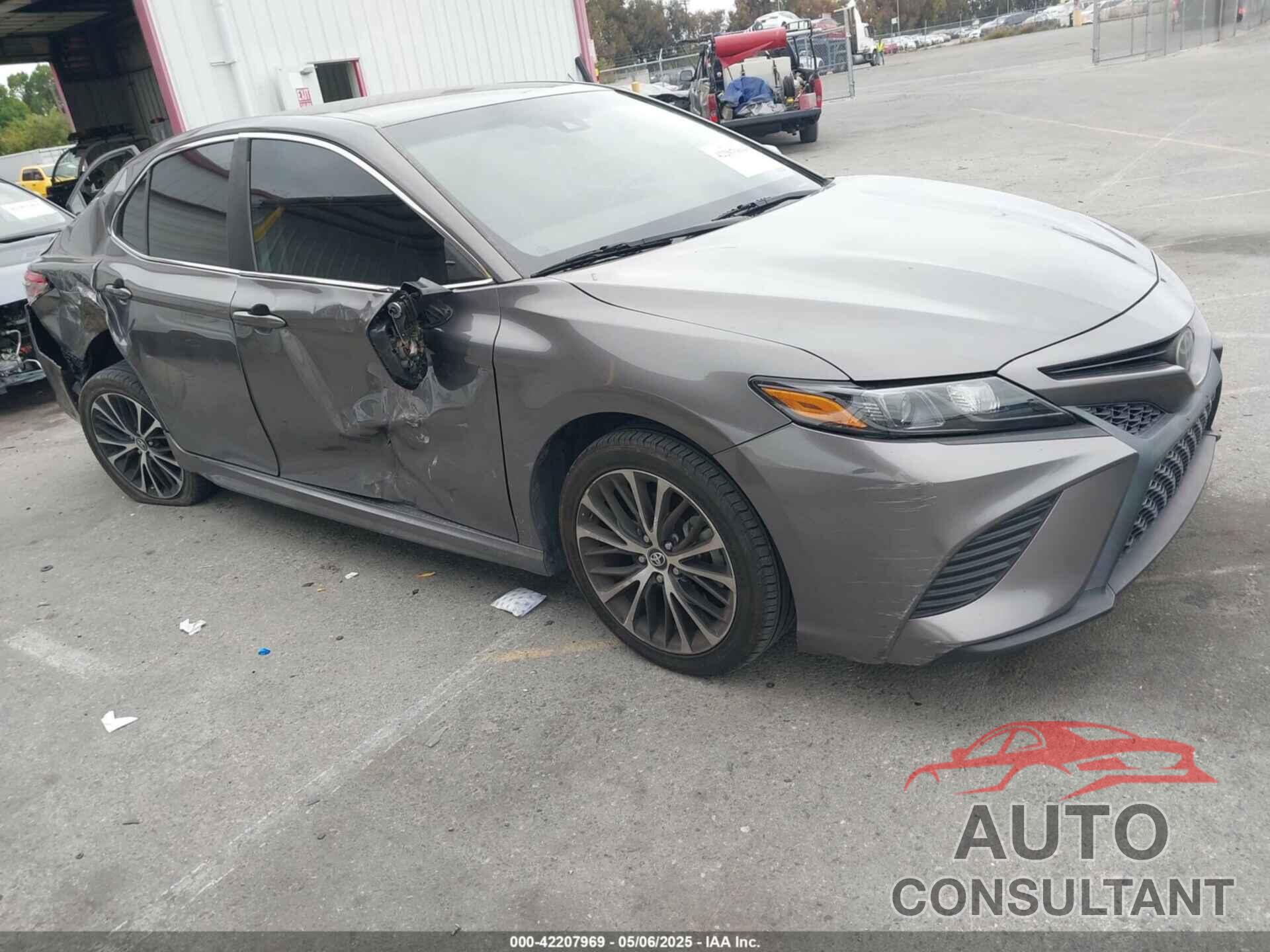 TOYOTA CAMRY 2018 - 4T1B11HK6JU643234