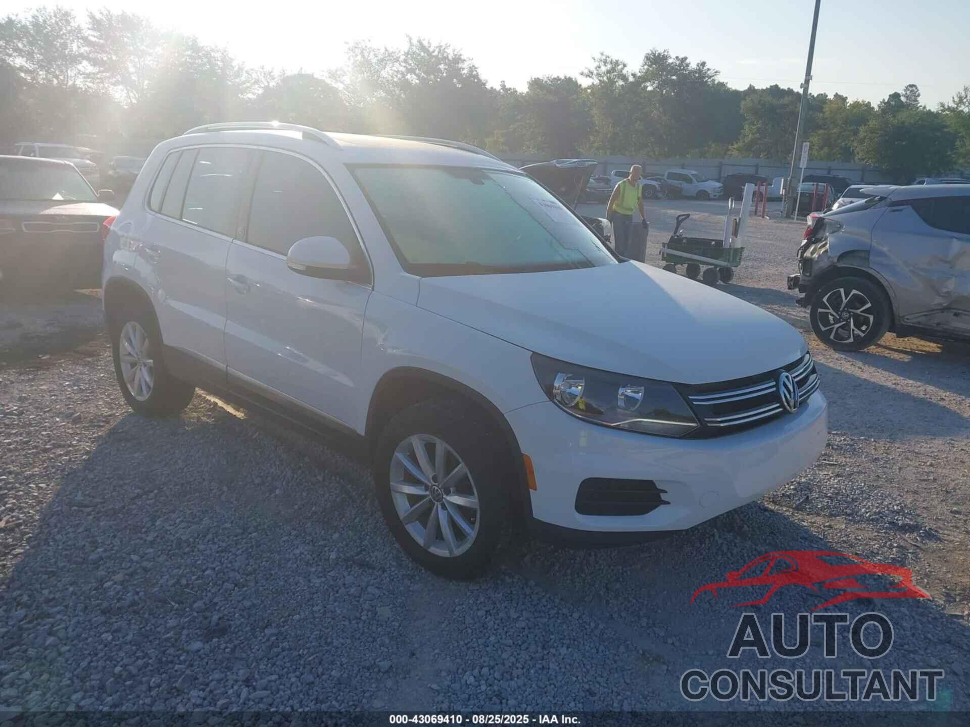 VOLKSWAGEN TIGUAN 2017 - WVGRV7AX4HK011852