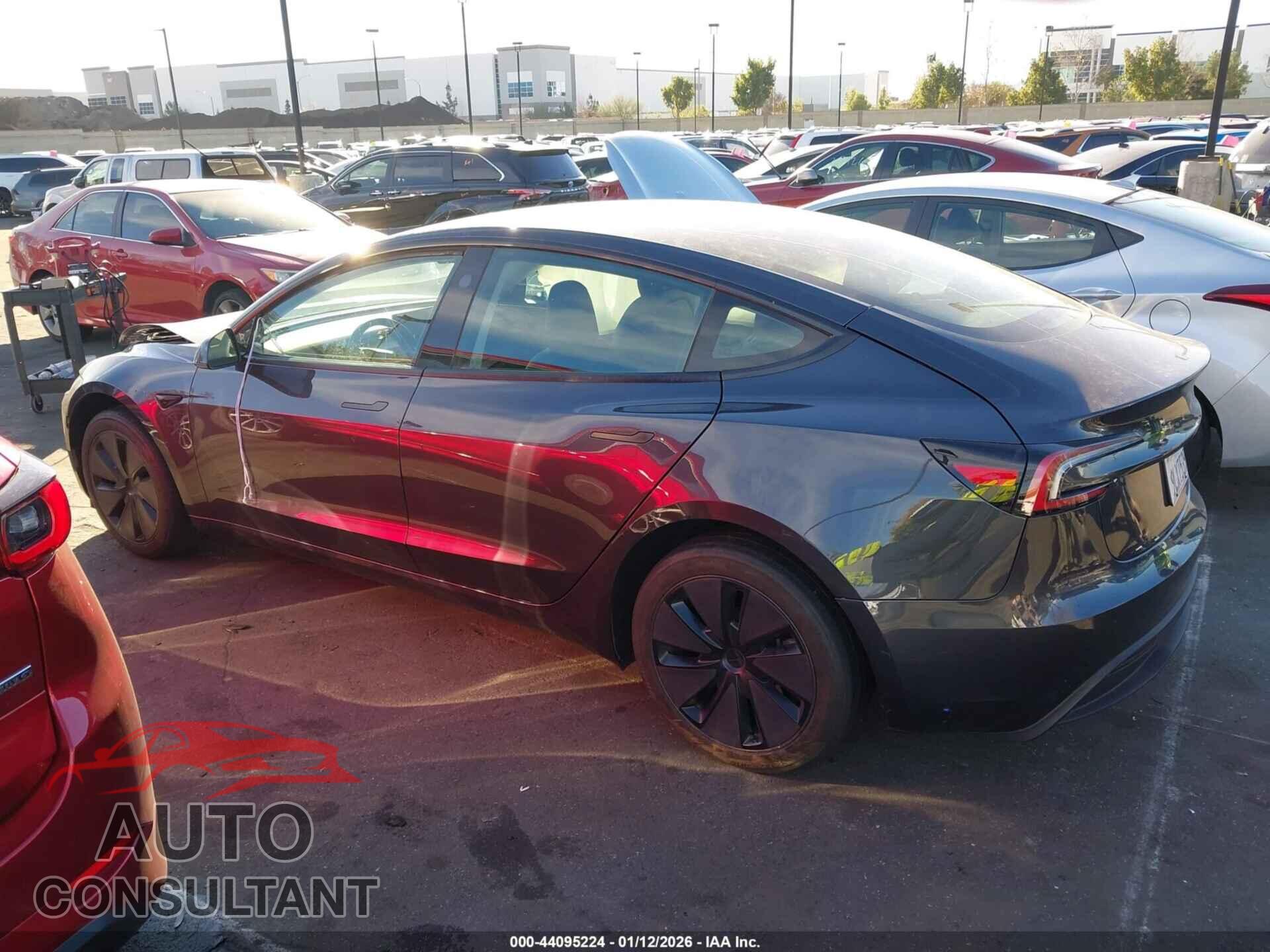 TESLA MODEL 3 2024 - 5YJ3E1EA0RF734903