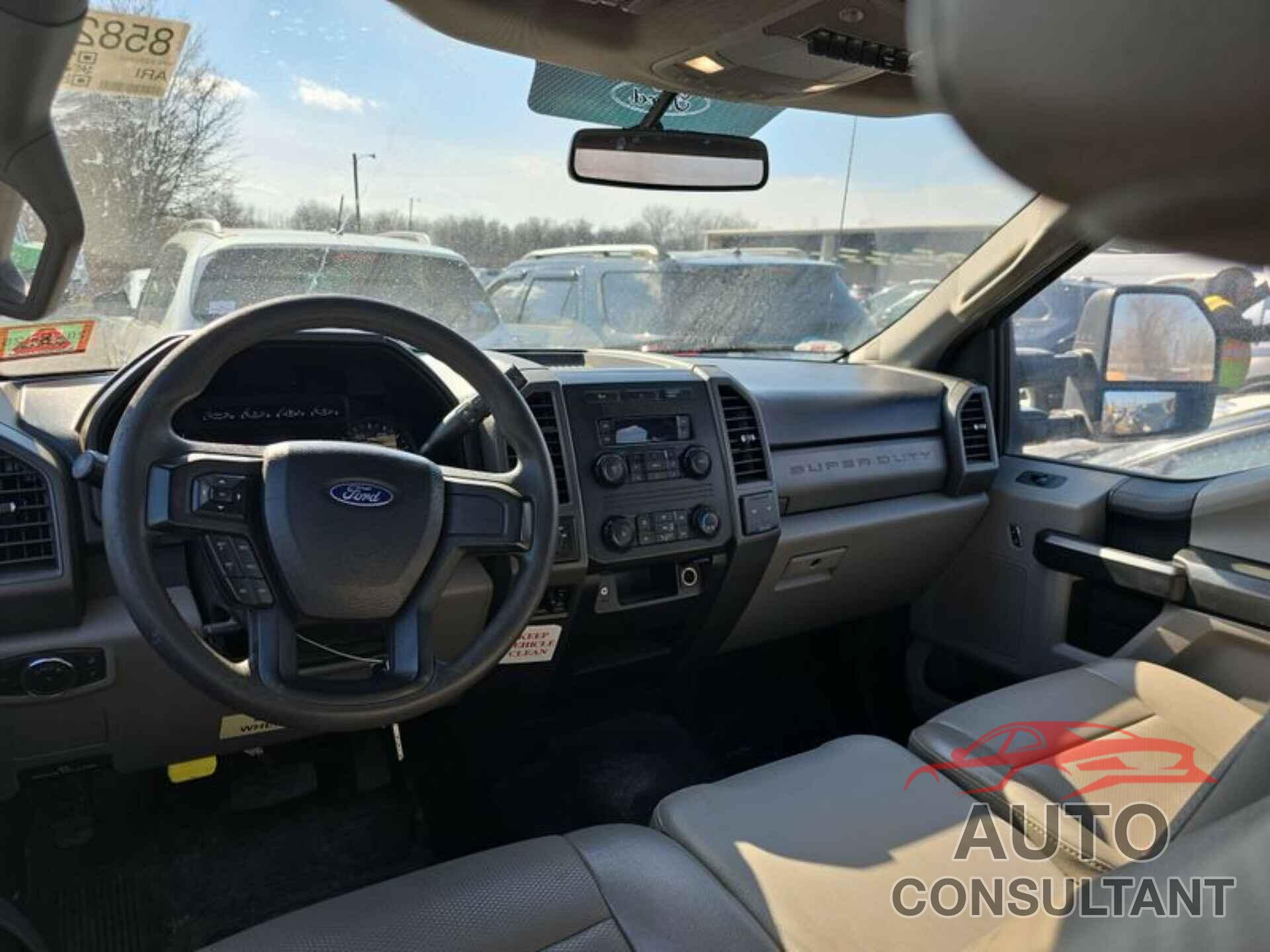 FORD F-350 CHASSIS 2019 - 1FD8W3E6XKEF05593