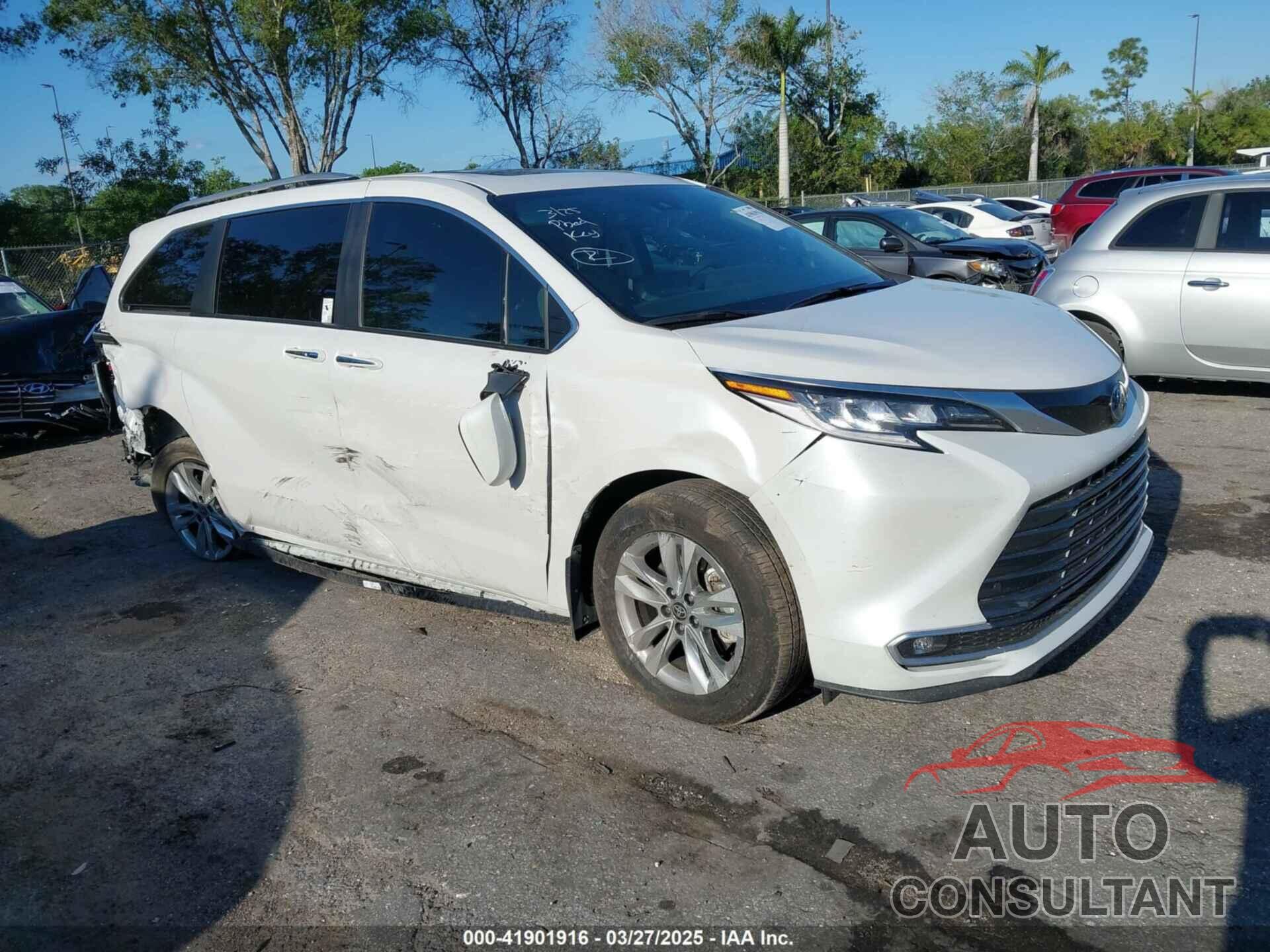 TOYOTA SIENNA 2024 - 5TDZRKEC6RS209376