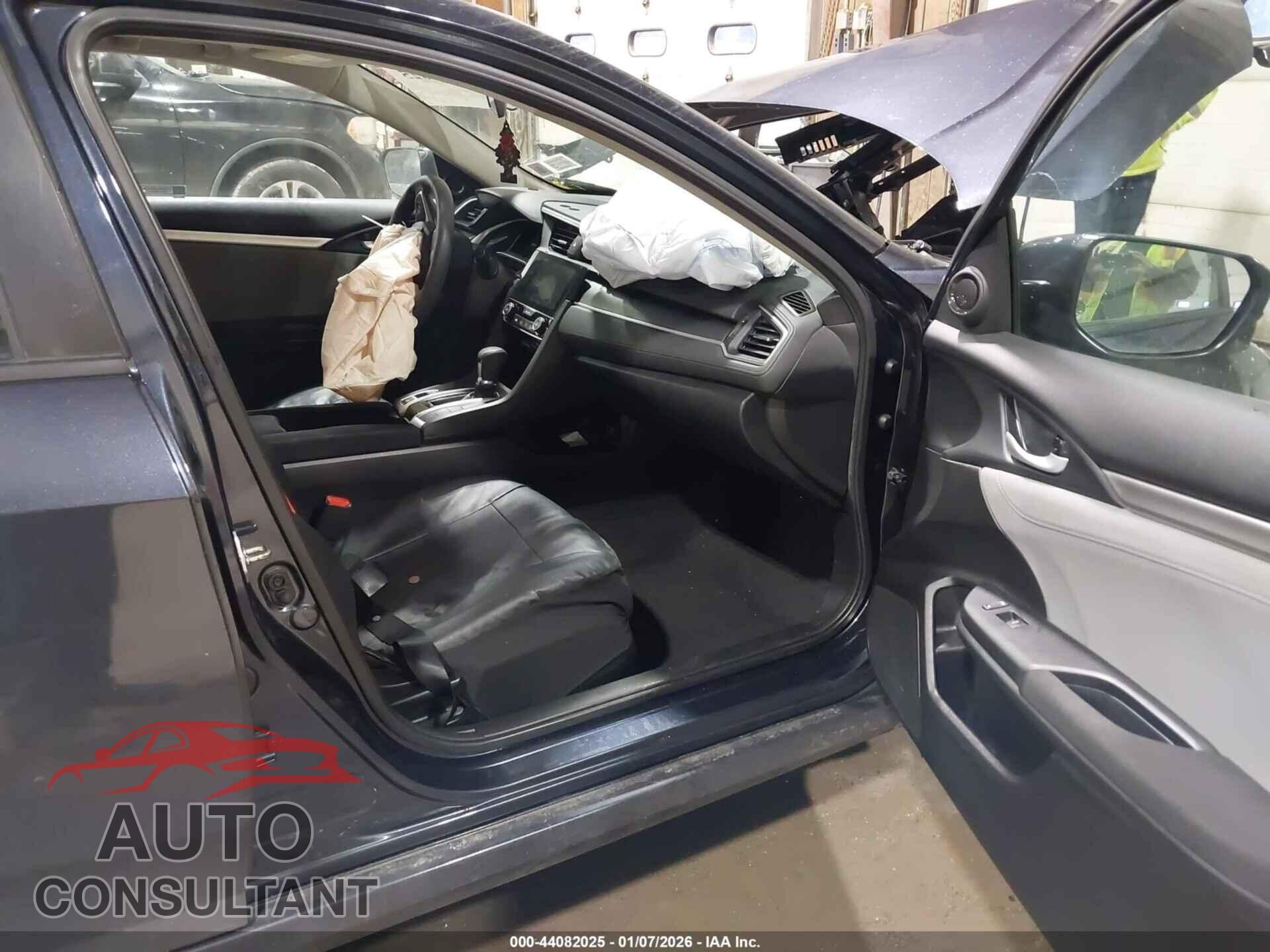 HONDA CIVIC 2018 - 2HGFC2F70JH525317