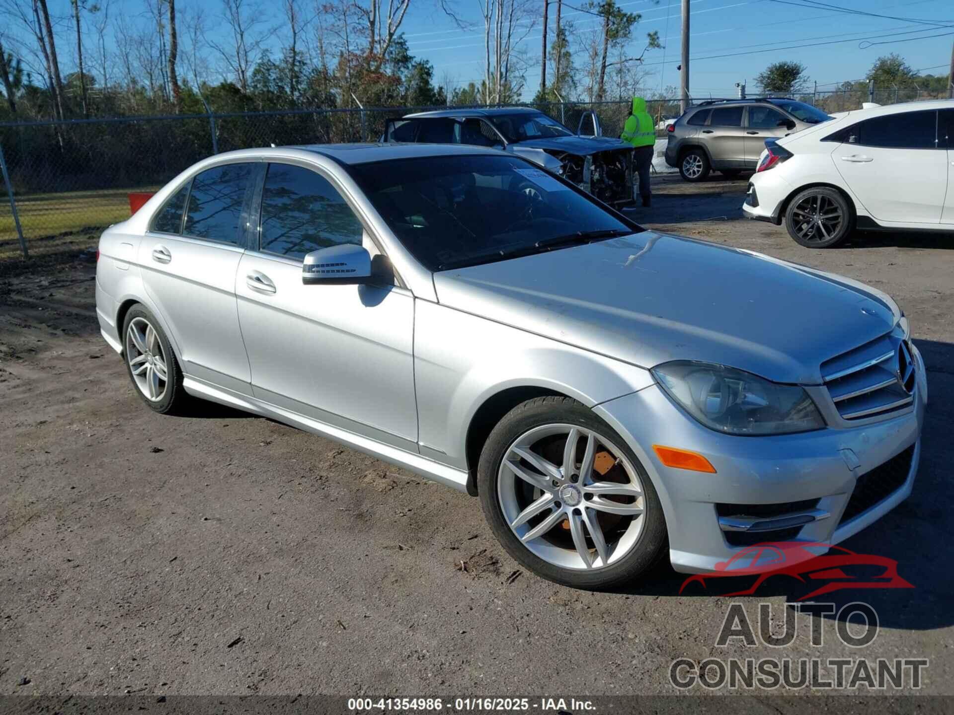 MERCEDES-BENZ C 300 2013 - WDDGF8AB2DG129176