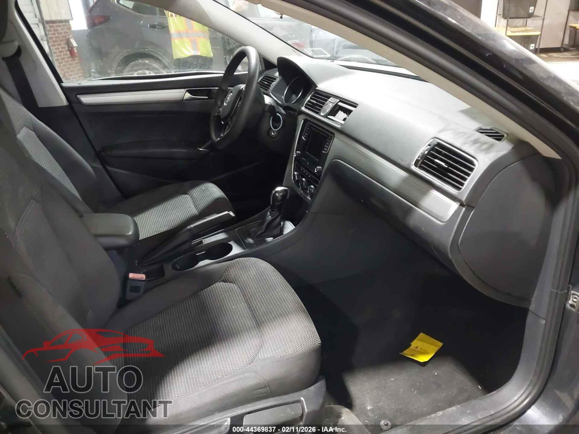 VOLKSWAGEN PASSAT 2017 - 1VWAT7A33HC016519