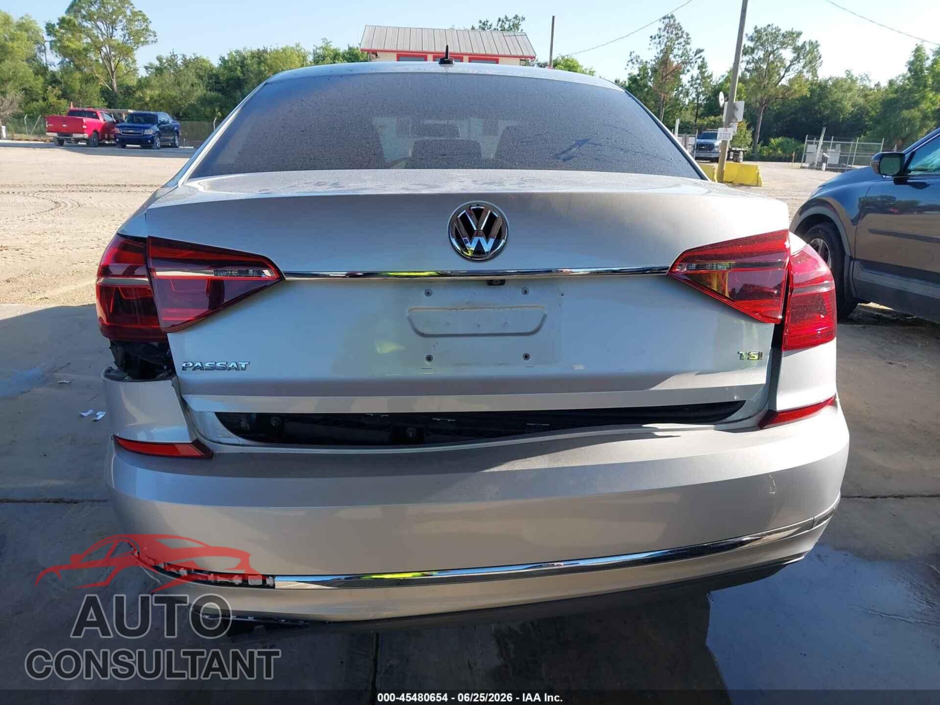 VOLKSWAGEN PASSAT 2017 - 1VWAT7A39HC043692