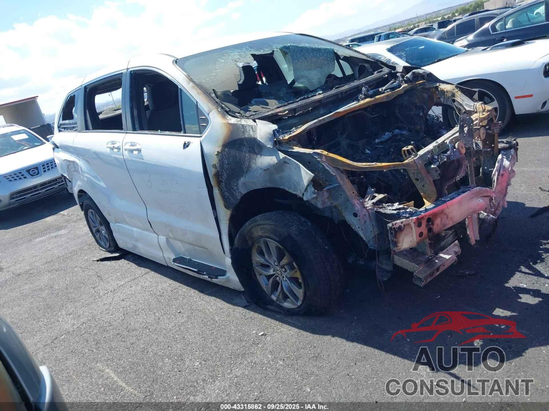 TOYOTA SIENNA 2022 - 5TDKSKFC6NS071448